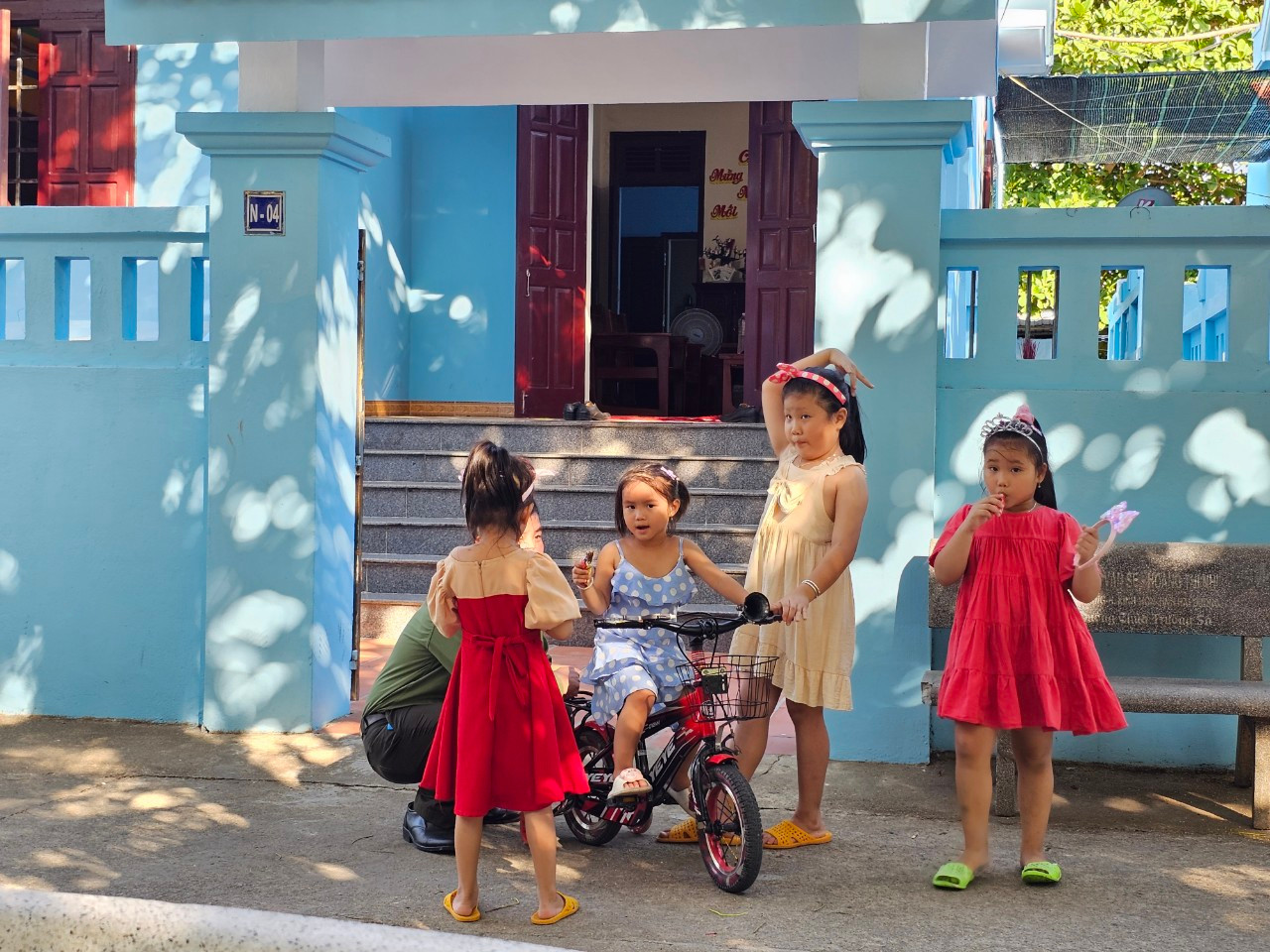 Những em bé trên đảo Trường Sa. Những em bé trên đảo Trường Sa.