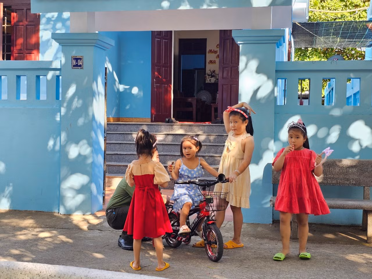 Những em bé trên đảo Trường Sa.