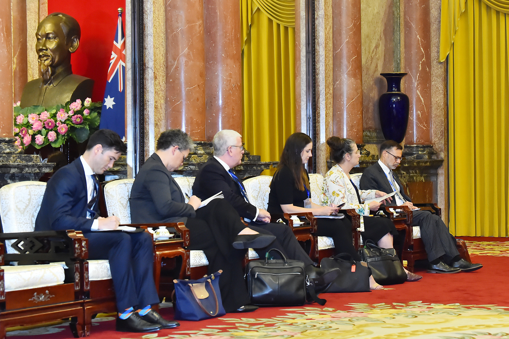 Các thành viên trong đoàn tháp tùng Thủ tướng Australia Anthony Albanese tham dự buổi tiếp.