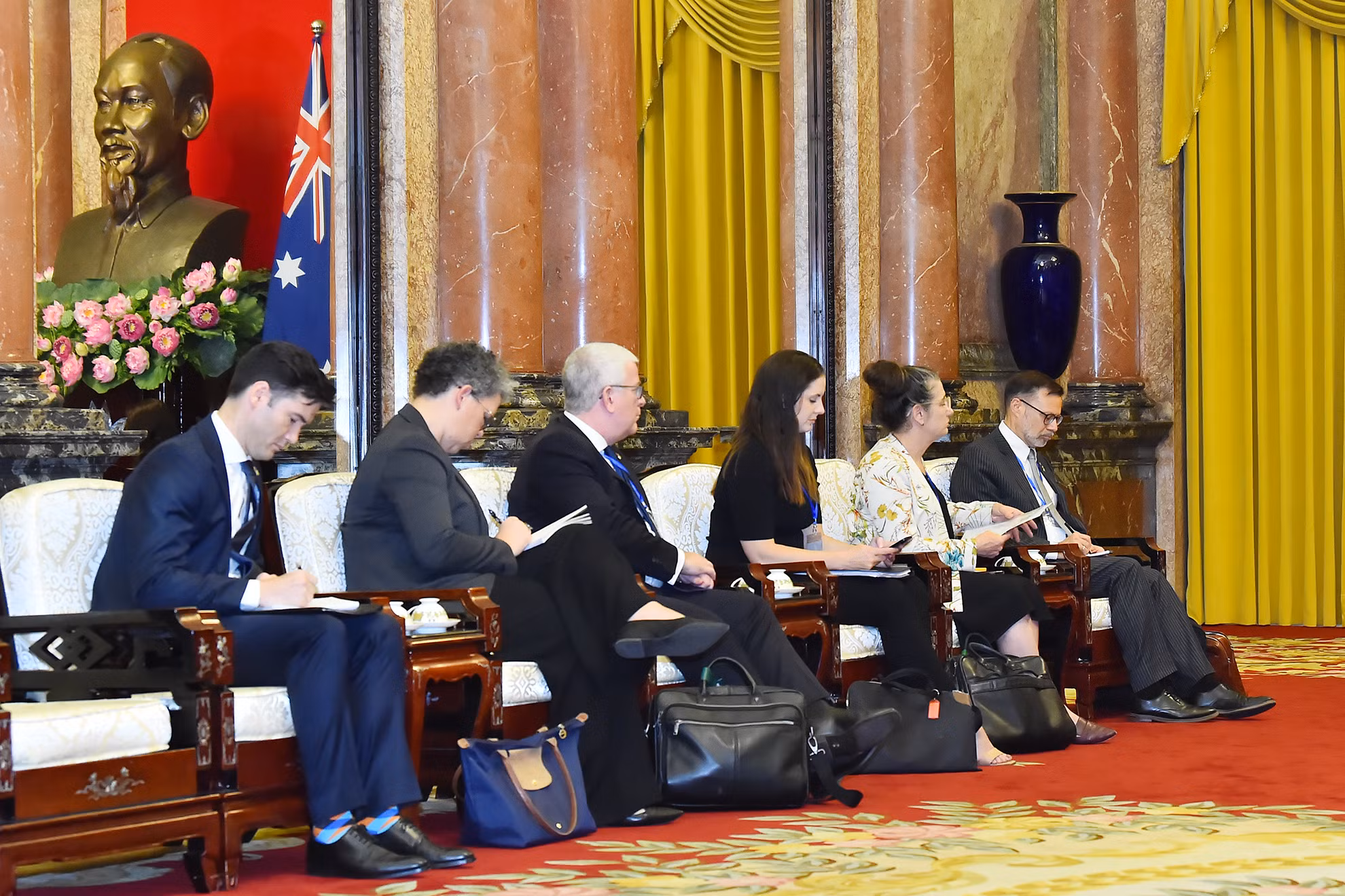 Các thành viên trong đoàn tháp tùng Thủ tướng Australia Anthony Albanese tham dự buổi tiếp.