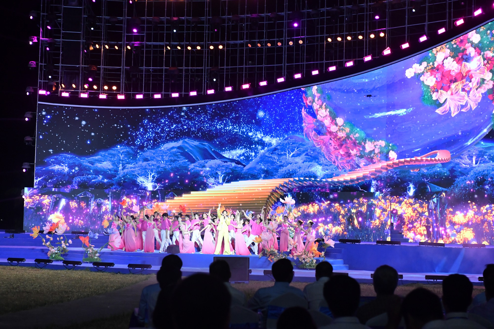 Ca sĩ Trọng Hiếu, tốp nam nữ học sinh QT, đoàn múa HT và ban nhạc biểu diễn ca khúc "Imagine" (sáng tác: John Lennon).