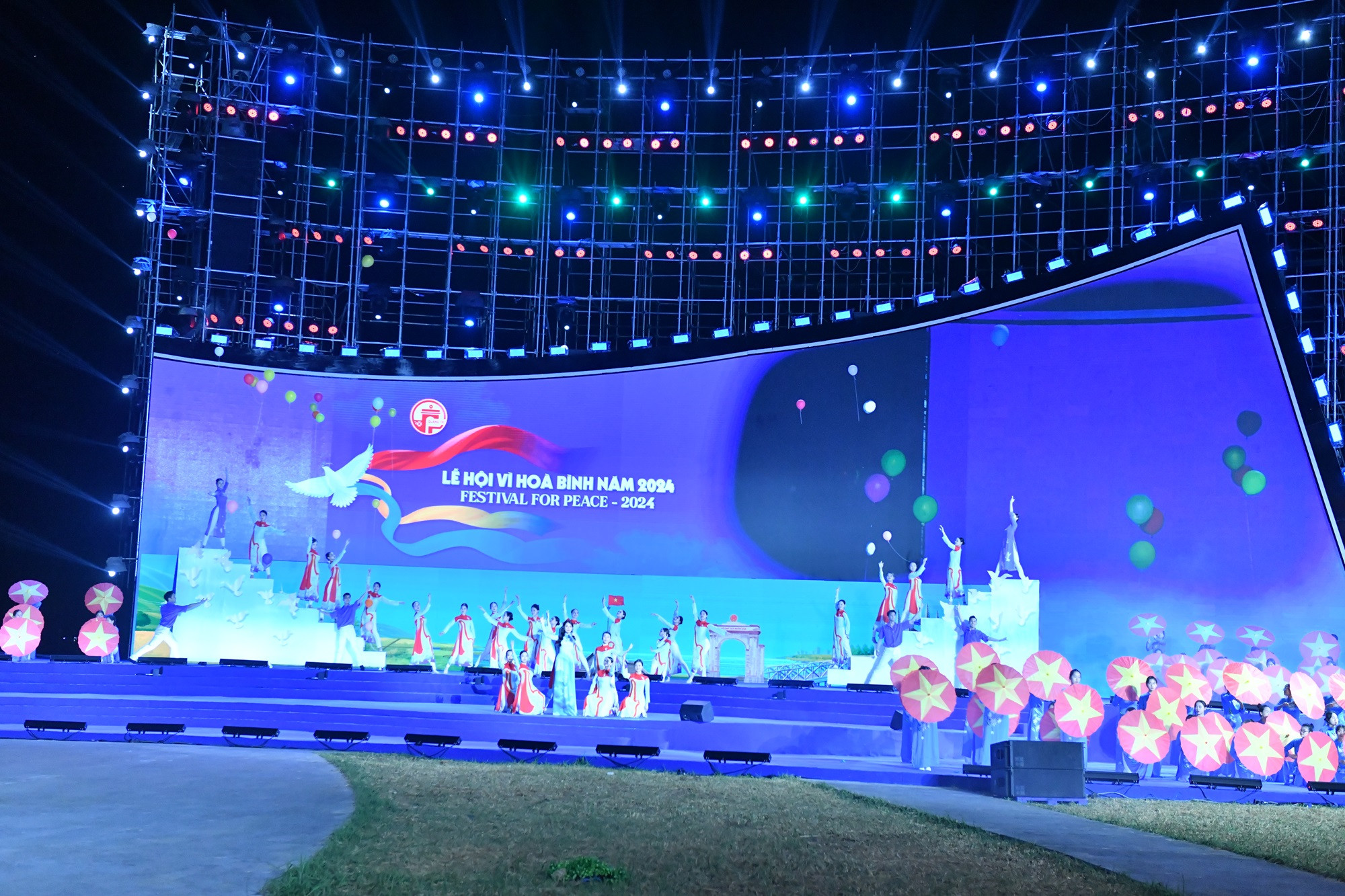 Ca sĩ Nguyễn Duyên Quỳnh và đoàn múa HT biểu diễn ca khúc "Viết tiếp câu chuyện hòa bình" (sáng tác: Nguyễn Văn Chung). Ca khúc chính là sự tri ân đến thế hệ đi trước, đồng thời tiếp nối khát vọng hòa bình của dân tộc cho đến hôm nay. Lớp lớp cha anh đã không tiếc máu xương bảo vệ giành lại nền hòa bình, thế hệ tiếp nối phải gìn giữ dựng xây bằng sự tự hào.