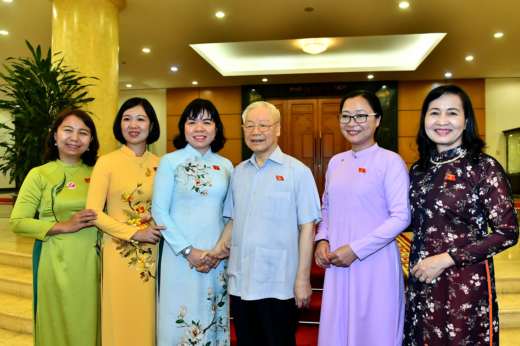 Tổng Bí thư Nguyễn Phú Trọng với các nữ đại biểu Quốc hội.