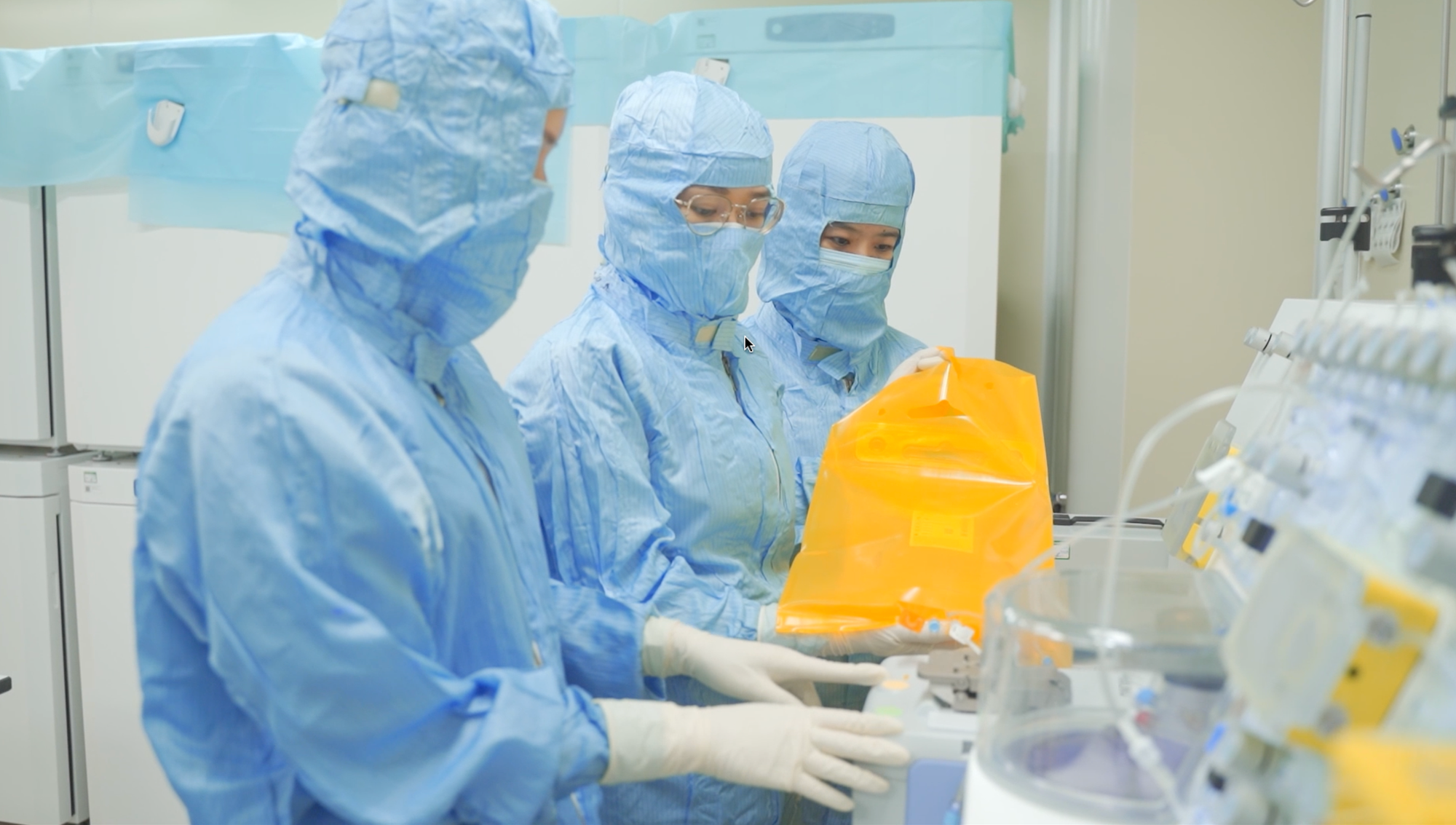 Nuôi cấy tế bào CAR-T tại phòng lab của Vinmec.