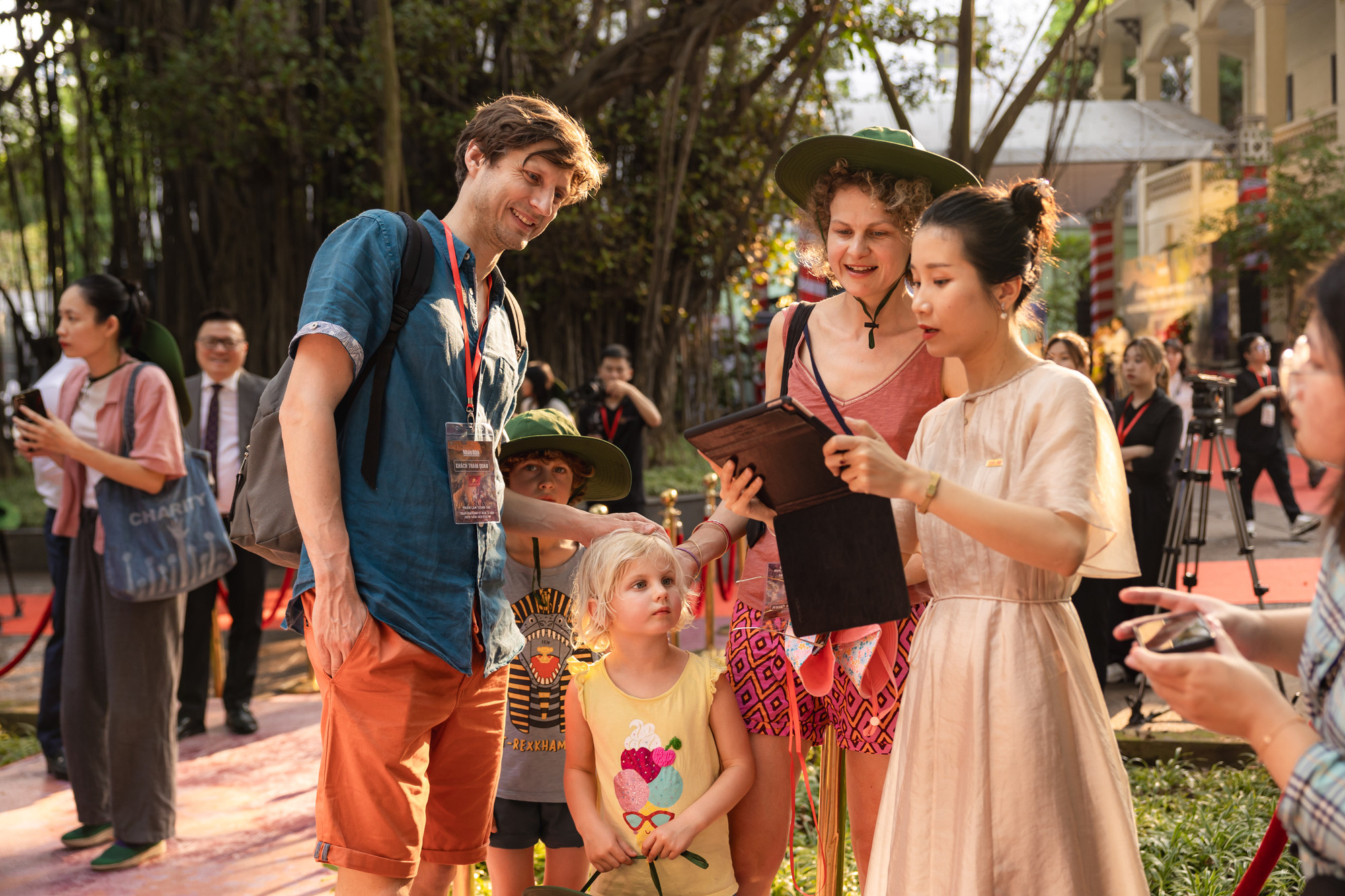 Khách quốc tế thú vị trải nghiệm thưởng thức tranh panorama Điện Biên Phủ.