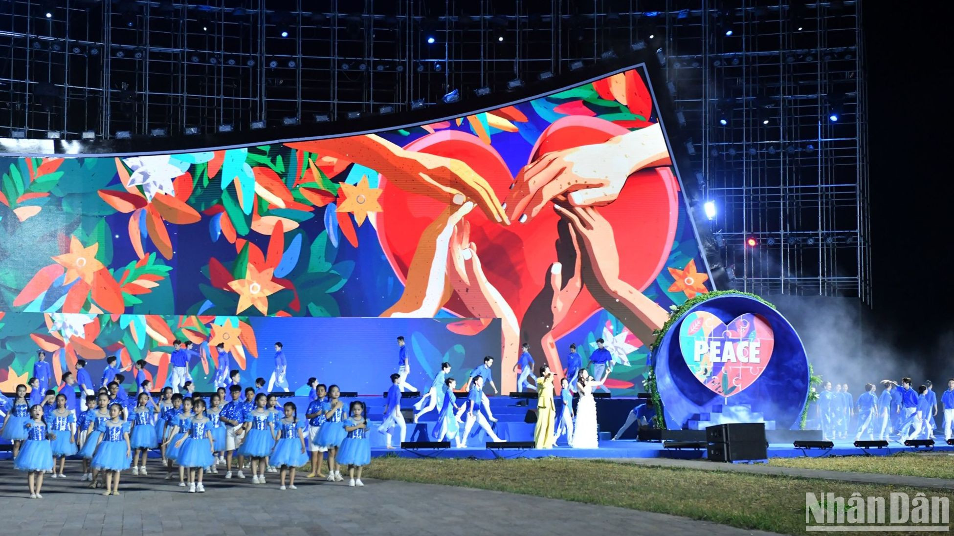 Hợp xướng thiếu nhi trình diễn ca khúc "Nối vòng tay-Chung khát vọng" do ca sĩ Hồ Quỳnh Hương, (S)TRONG Trọng Hiếu, tốp ca nam nữ học sinh, đoàn múa HT và ban nhạc trình diễn "Bài ca hòa bình-Hòa nhịp con tim" (sáng tác: Trích Symphony No. 9 Beethoven, Lời Việt: Lý Trọng - Huy Tuấn).