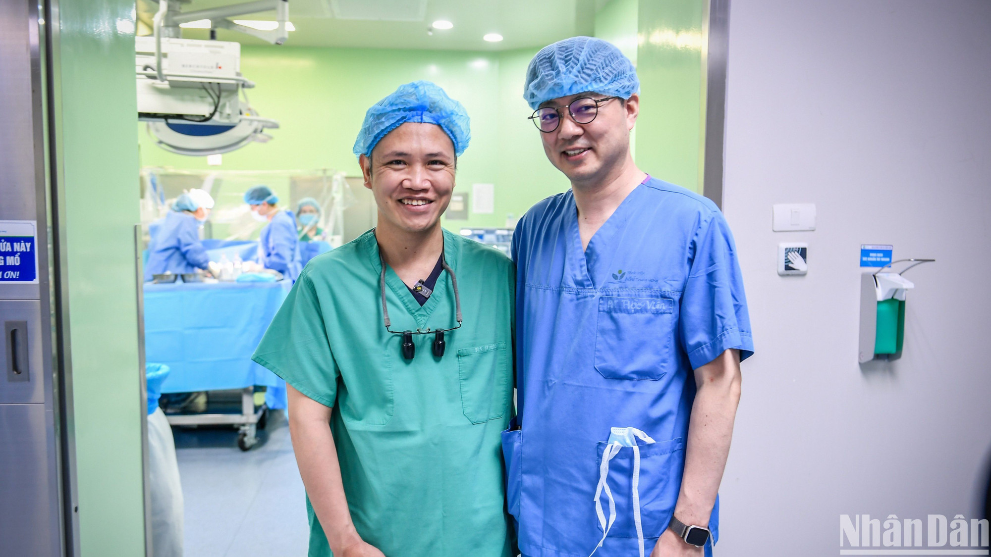 Tiến sĩ Nguyễn Lý Thịnh Trường và Giáo sư Yasuhiro Kotani chia sẻ về những giá trị của phẫu thuật tim ít xâm lấn và chuẩn bị thực hiện phẫu thuật ca thứ 700, Tiến sĩ Nguyễn Lý Thịnh Trường và Giáo sư Yasuhiro Kotani chia sẻ về những giá trị của phẫu thuật tim ít xâm lấn và chuẩn bị thực hiện phẫu thuật ca thứ 700,