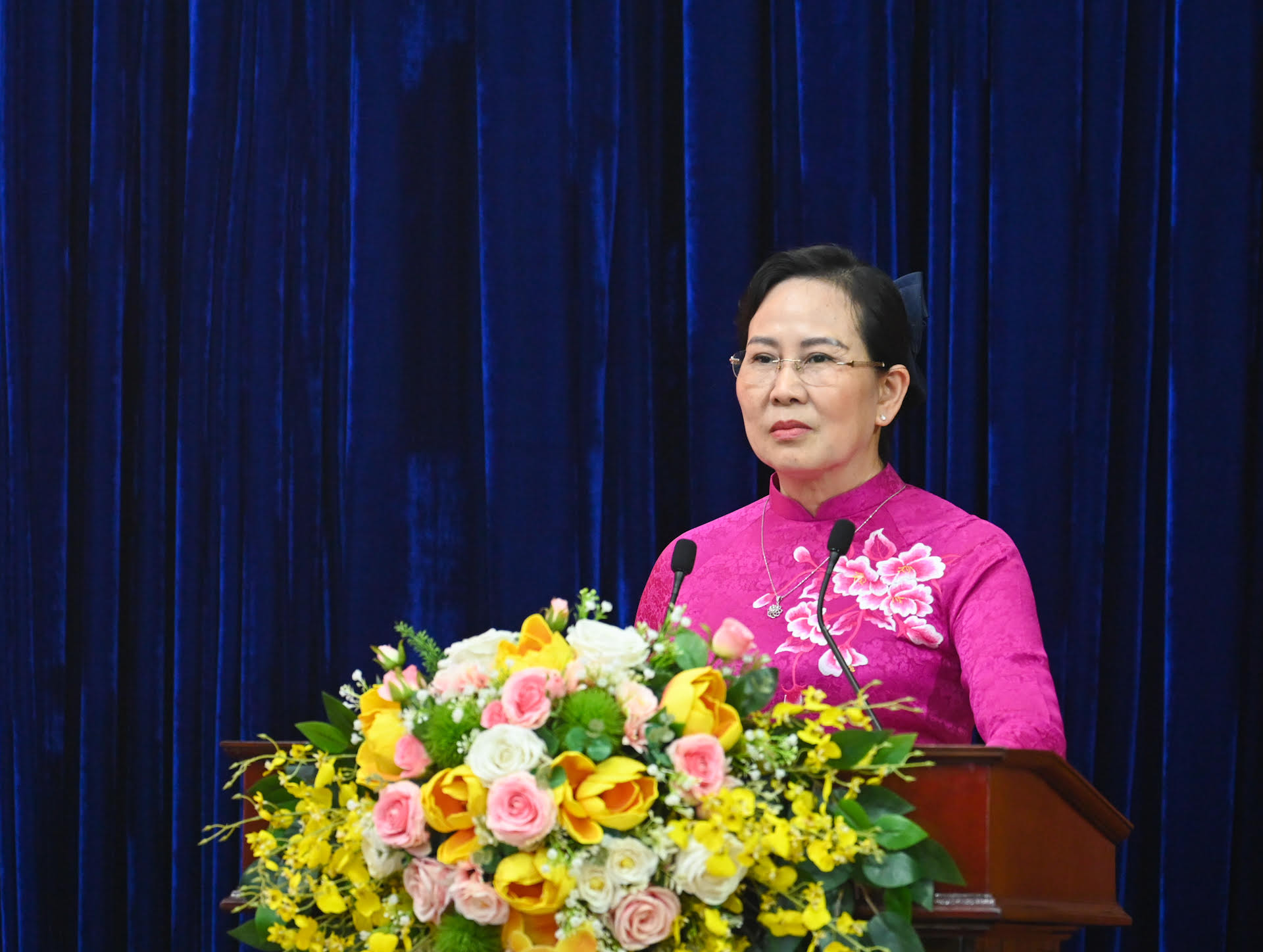 Bí thư Tỉnh ủy Hà Nam Lê Thị Thuỷ trình bày báo cáo về kết quả thực hiện Nghị quyết Đại hội Đảng bộ tỉnh lần thứ XX, nhiệm kỳ 2020-2025 gắn với thực hiện Nghị quyết Đại hội lần thứ XIII của Đảng; kết quả thực hiện nhiệm vụ phát triển kinh tế-xã hội.