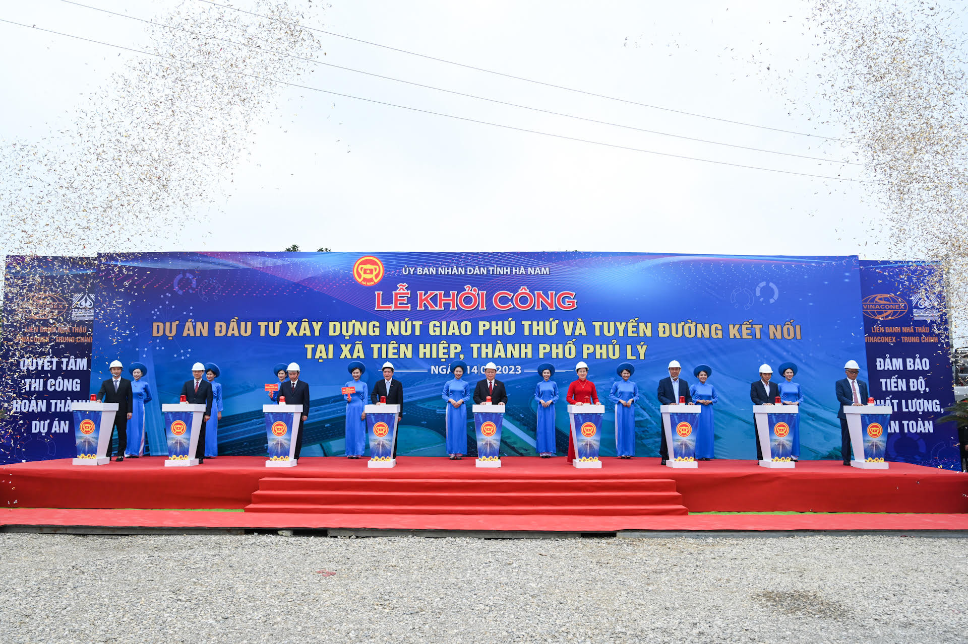 Cũng trong chuyến công tác, Chủ tịch Quốc hội đã dự lễ khởi công dự án đầu tư xây dựng nút giao Phú Thứ và khai trương Khu phức hợp thể thao tại huyện Kim Bảng.