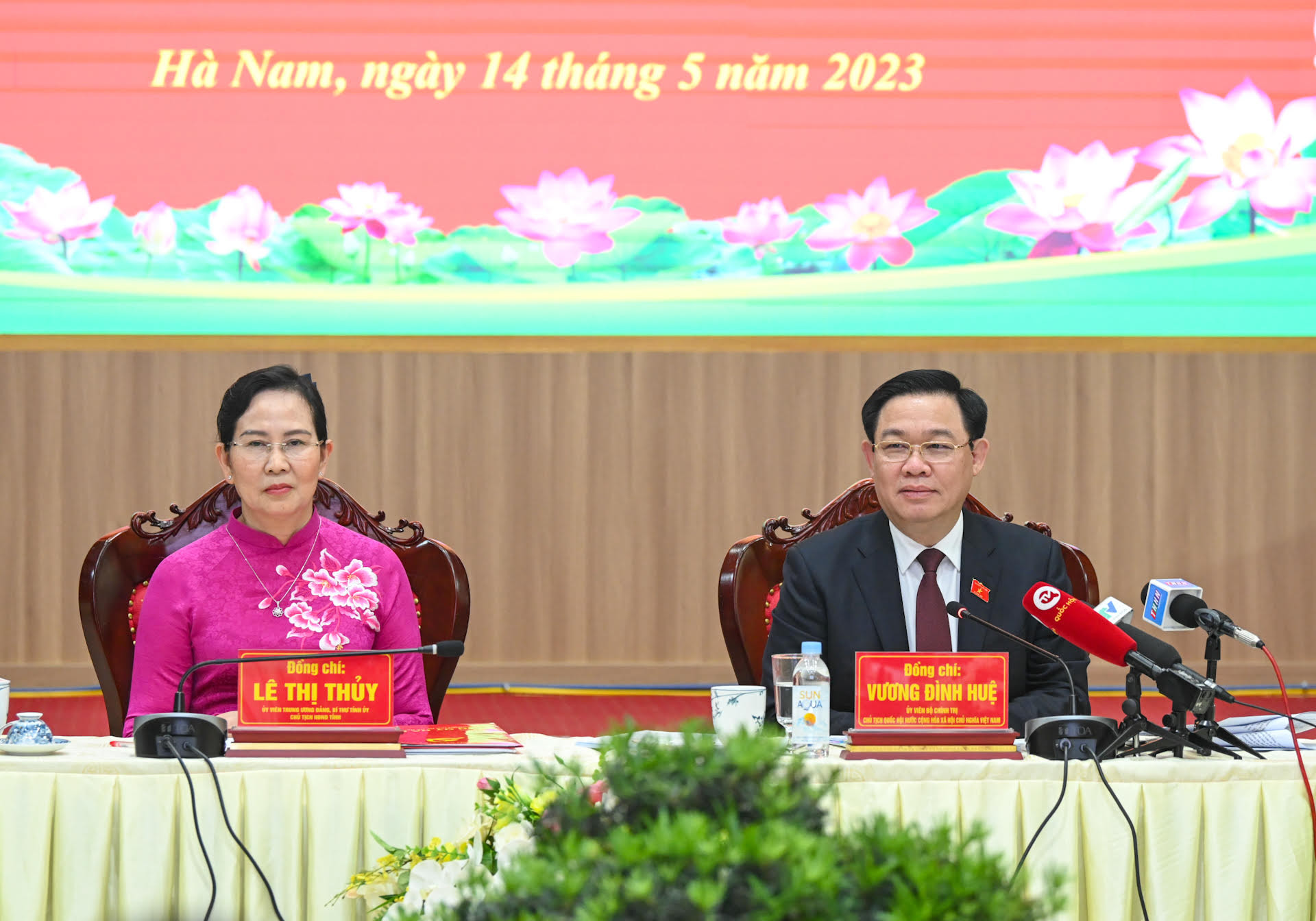 Chủ tịch Quốc hội Vương Đình Huệ và Bí thư Tỉnh ủy Hà Nam Lê Thị Thuỷ chủ trì buổi làm việc.