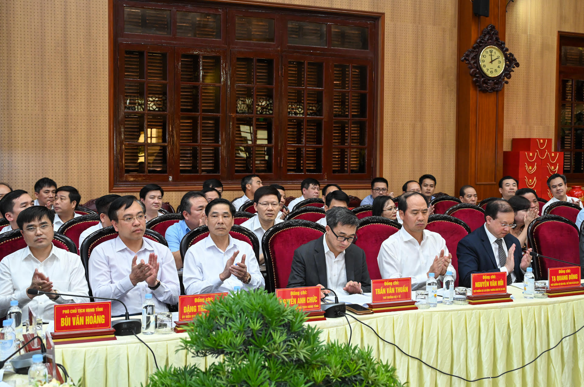 Lãnh đạo các bộ, ngành và tỉnh Hà Nam dự buổi làm việc.