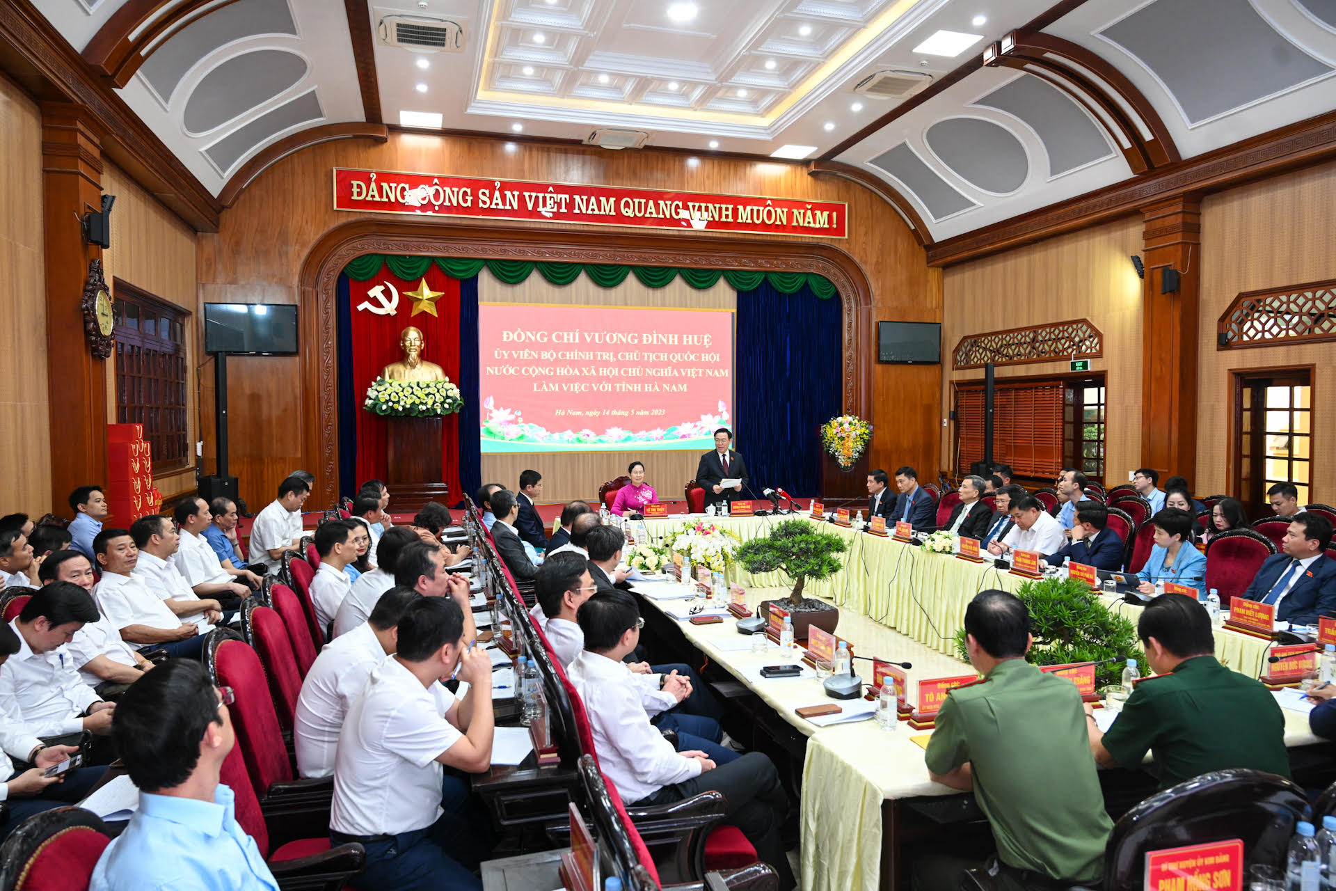 Quang cảnh buổi làm việc tại tỉnh Hà Nam.