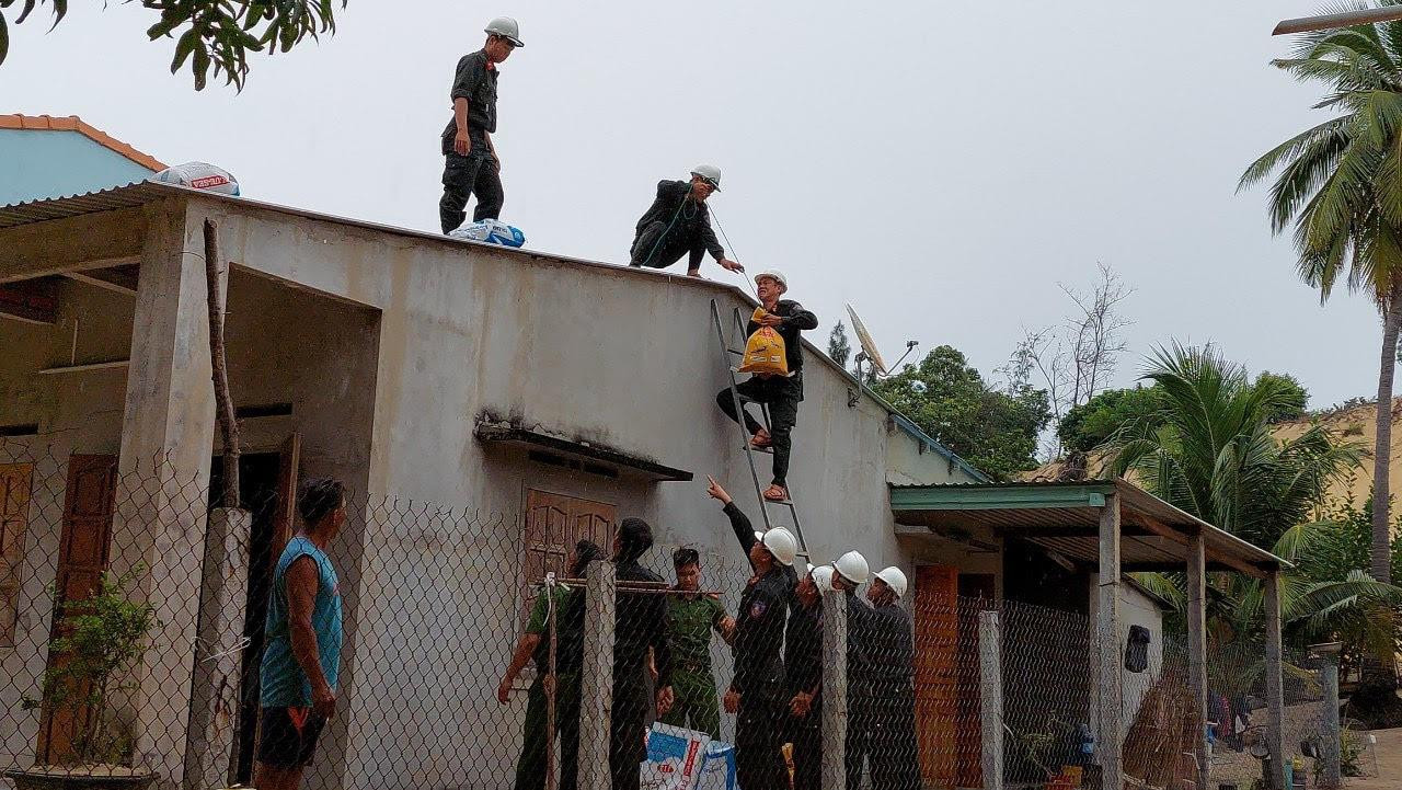 Lực lượng Cảnh sát cơ động giúp người dân thôn Nhơn Hội, xã Xuân Cảnh, thị xã Sông Cầu dùng bao cát gia cố mái che chống bão số 4. Lực lượng Cảnh sát cơ động giúp người dân thôn Nhơn Hội, xã Xuân Cảnh, thị xã Sông Cầu dùng bao cát gia cố mái che chống bão số 4.