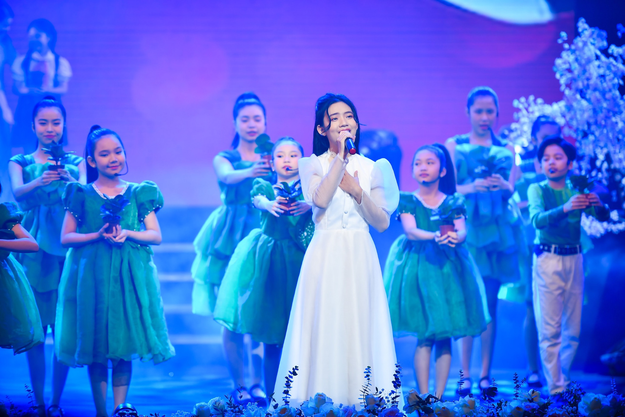 Nghệ sĩ Uyên Chi trình diễn ca khúc "Người gieo mầm xanh".