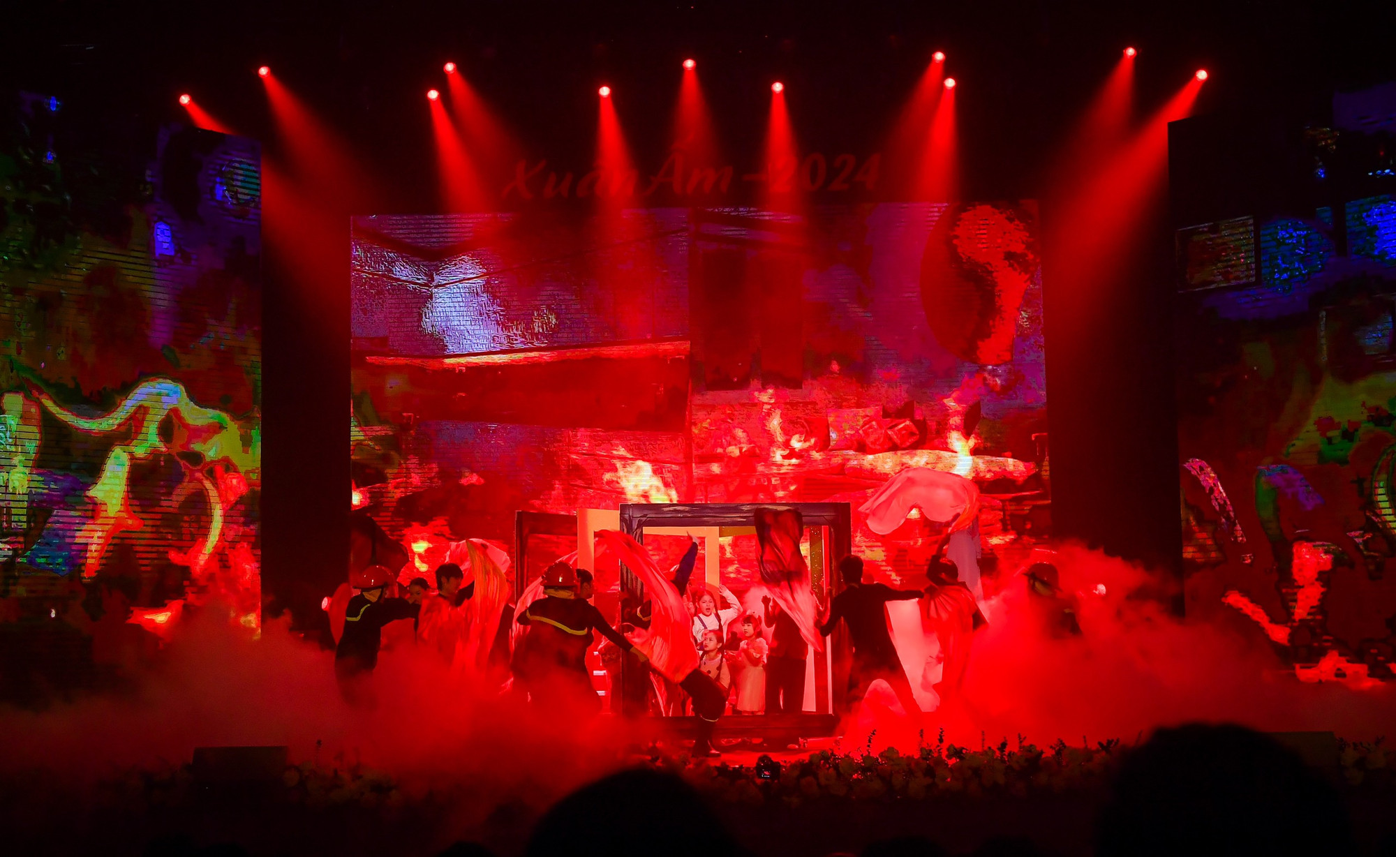 Hoạt cảnh múa "Sự tàn khốc do hỏa hoạn thiên tai lũ lụt".