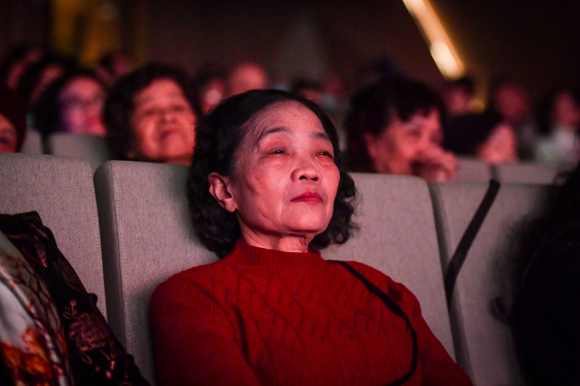 Khán giả xúc động nghẹn ngào khi được xem hoạt cảnh múa.