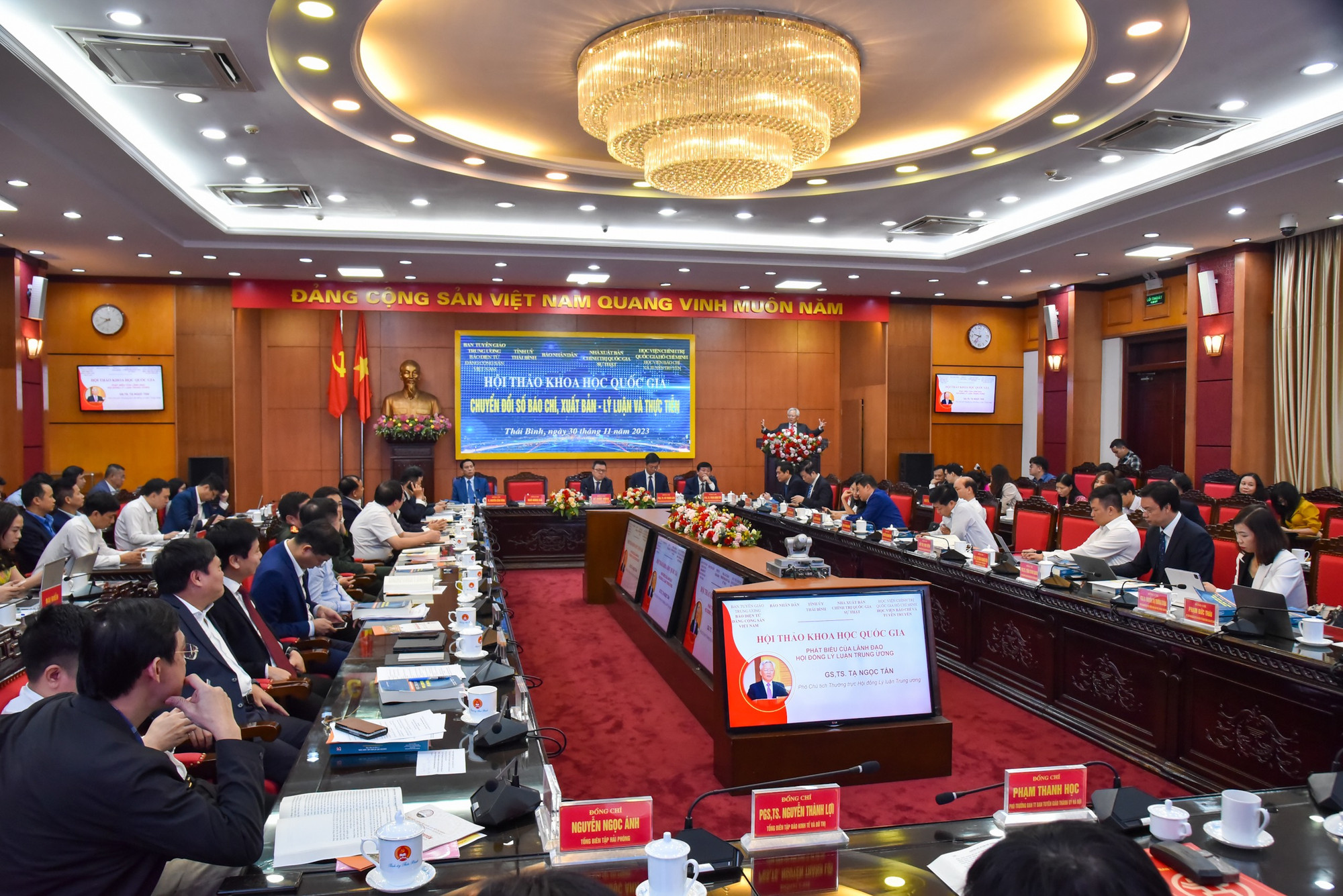 Các đại biểu tham dự hội thảo khoa học ngày 30/11.