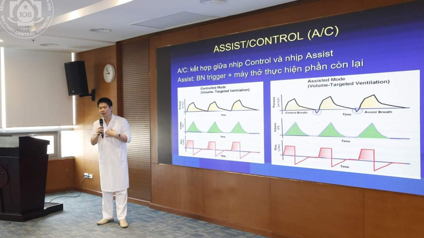Tiến sĩ Ngô Đình Trung giảng bài về thở máy cho các y, bác sĩ chuyên ngành hồi sức-cấp cứu trong toàn bệnh viện.