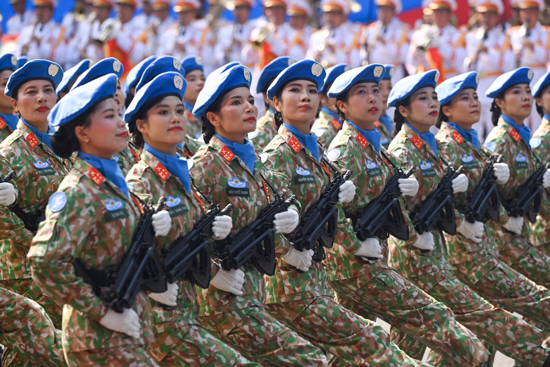 Khối Gìn giữ hòa bình diễu qua Lễ đài. (Ảnh: DUY LINH)
