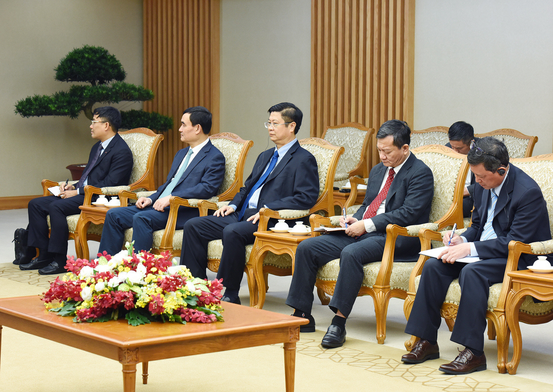 Đại diện lãnh đạo các bộ, ban ngành của Chính phủ Việt Nam cùng tham dự buổi tiếp.