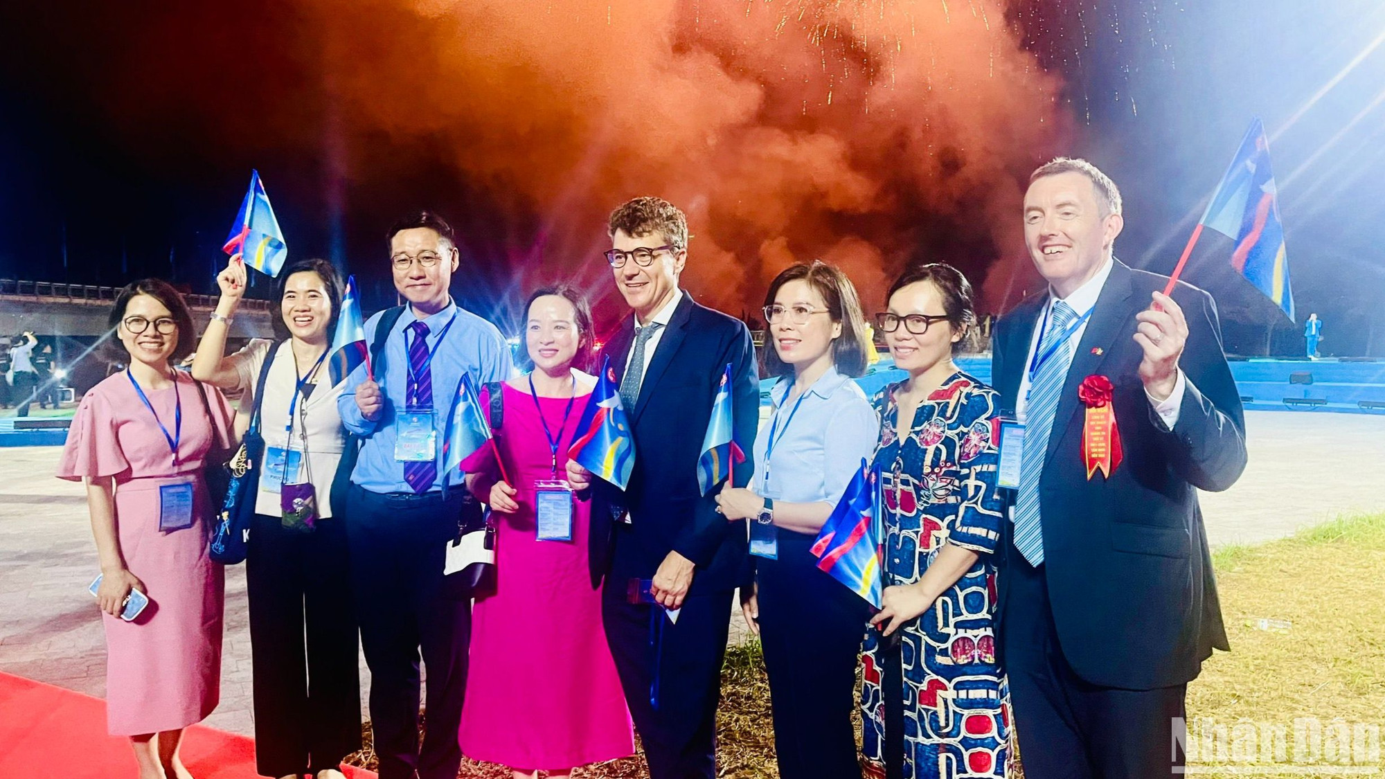 Các vị khách quốc tế dự khai mạc Lễ hội Vì hòa bình 2024 tại Quảng Trị tối 6/7.