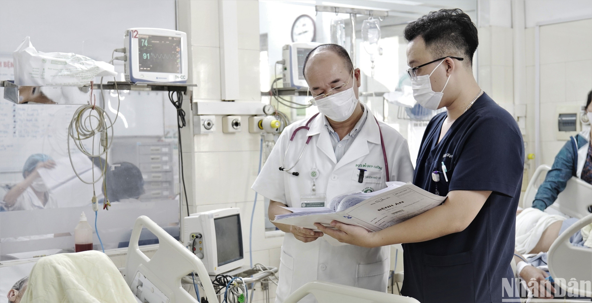 Phó Giáo sư, Tiến sĩ Đỗ Duy Cường xem hồ sơ bệnh án người bệnh.