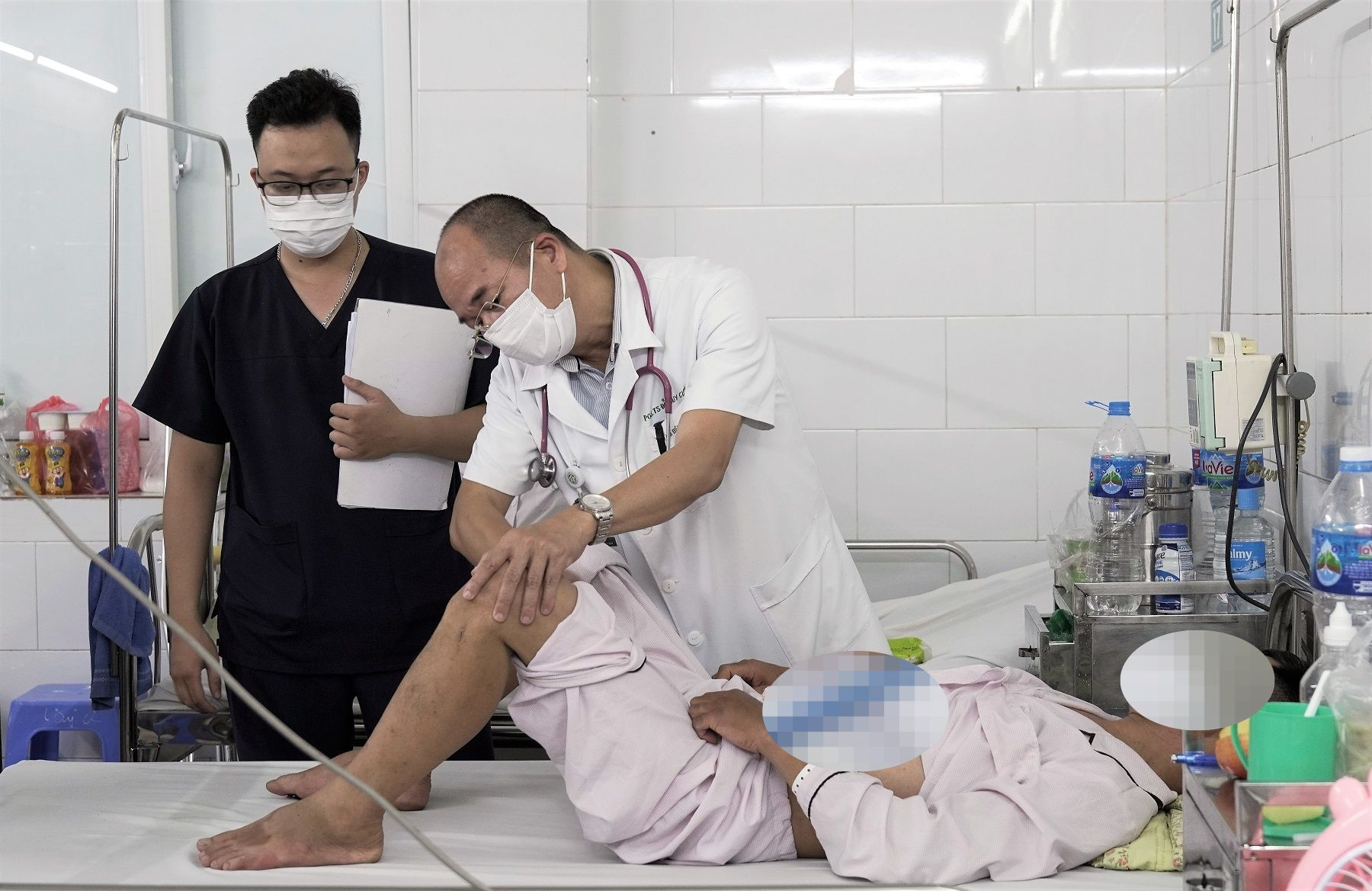 Bác sĩ Cường khám cho anh B.