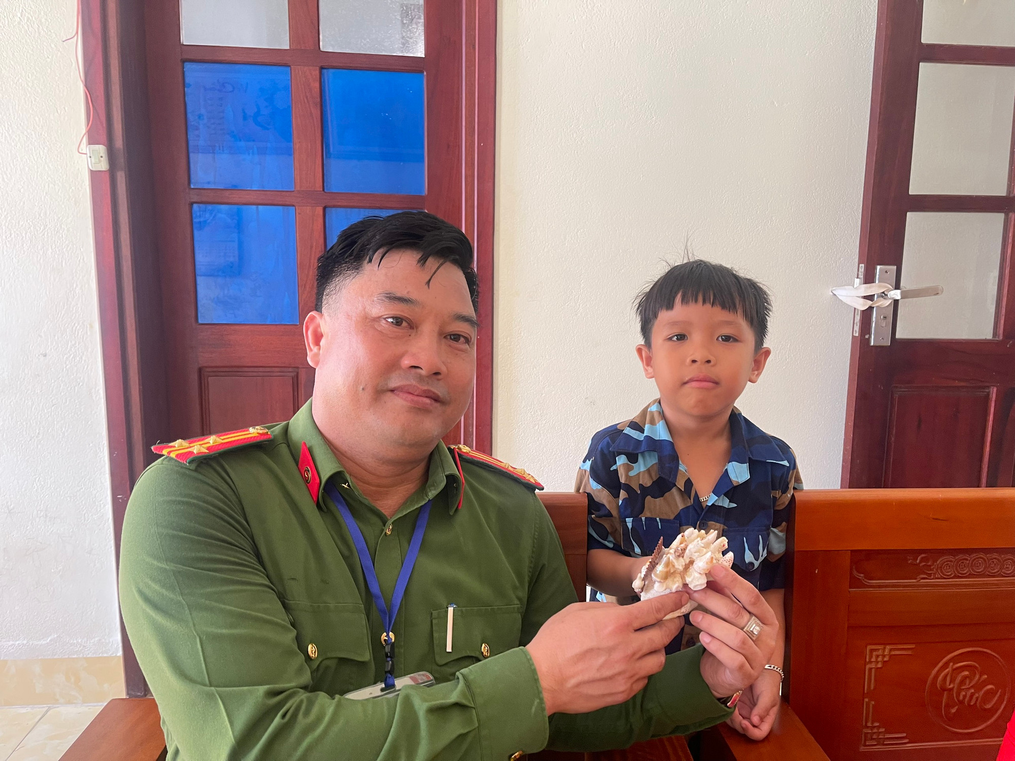 Cậu bé hiếu khách dành tặng món quà quý từ biển đảo cho các chú trong đoàn công tác. Cậu bé hiếu khách dành tặng món quà quý từ biển đảo cho các chú trong đoàn công tác.