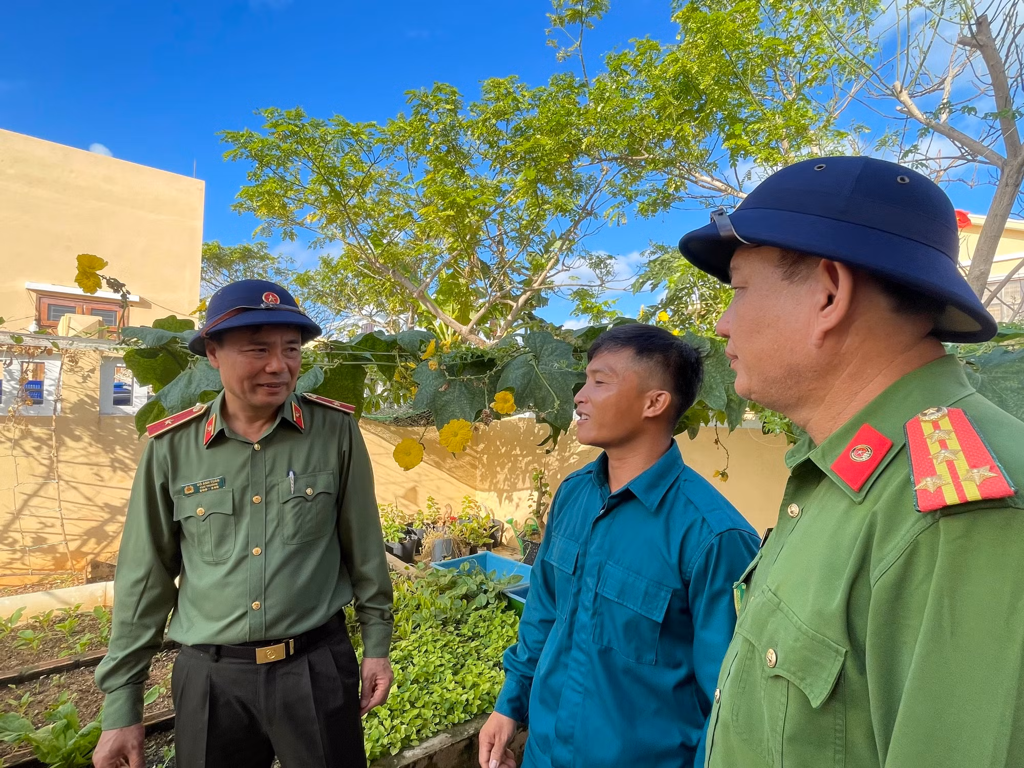 Vườn cây rau xanh mướt do chính người dân tại đảo trồng trọt.