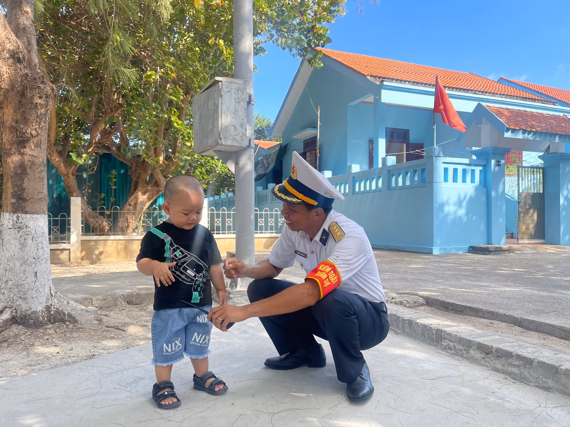 Con trai chị Lê Thị Hoài Trâm mới 2 tuổi nhưng nói rất sõi và cậu bé luôn mang đến sự vui vẻ cho các chiến sĩ nơi đây, vơi đi nỗi nhớ nhà.