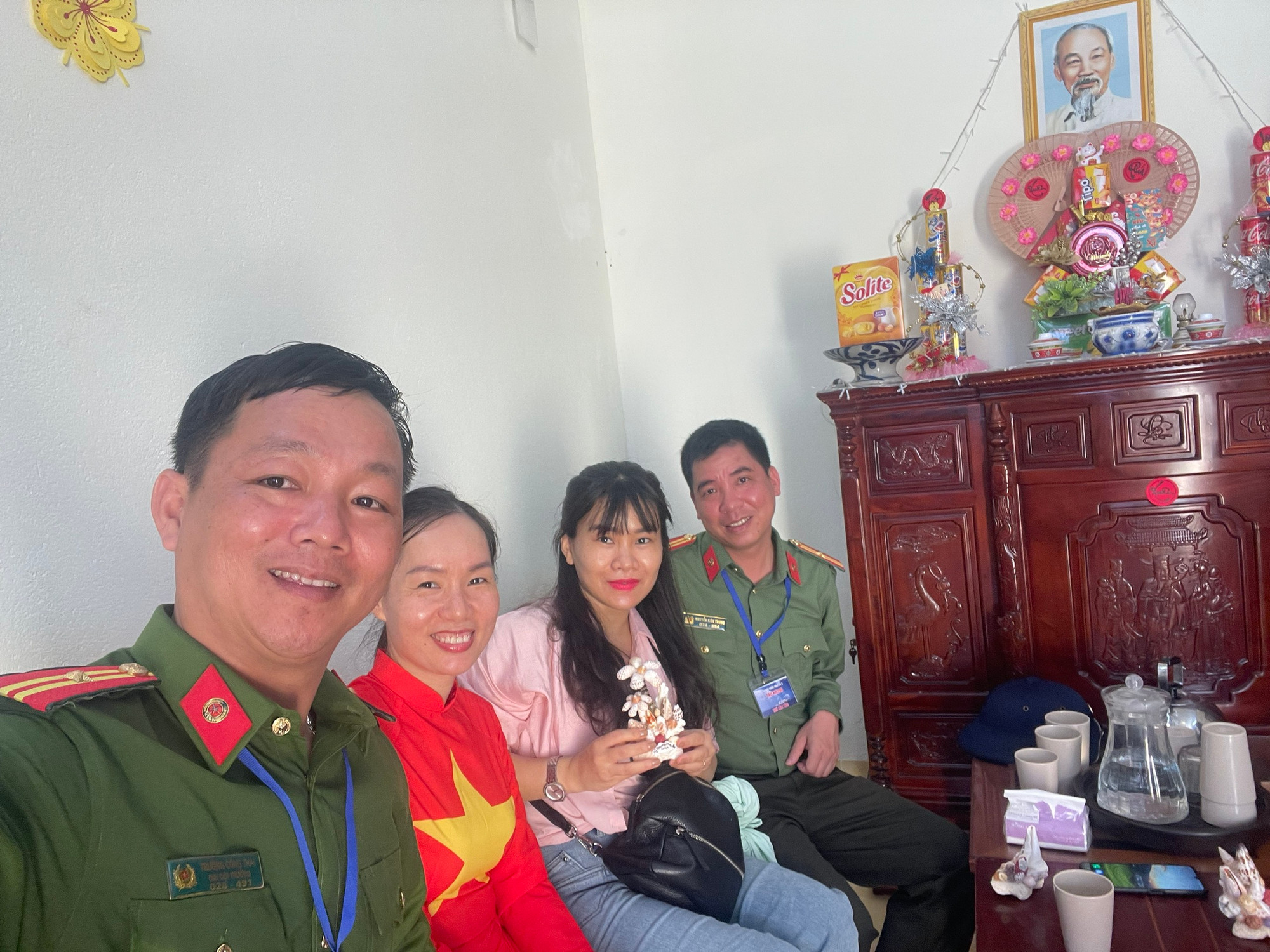 Chị Vi Thu Trang nồng nhiệt đón khách và dành tặng khách quý các món quà do chính tay chị và con gái kết tặng. Chị Vi Thu Trang nồng nhiệt đón khách và dành tặng khách quý các món quà do chính tay chị và con gái kết tặng.