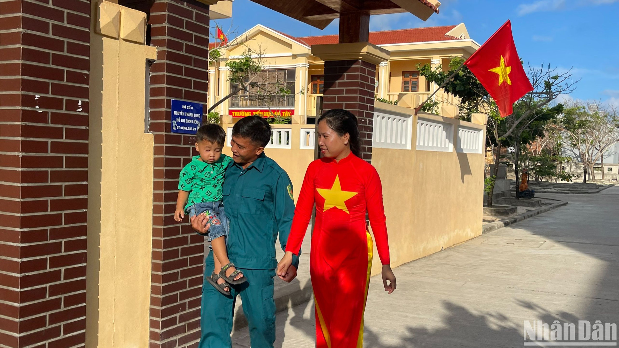 Chị Hồ Thị Bích Liên 32 tuổi, chồng Nguyễn Thành Long 33 tuổi tại đảo Đá Tây A. Chị Hồ Thị Bích Liên 32 tuổi, chồng Nguyễn Thành Long 33 tuổi tại đảo Đá Tây A.