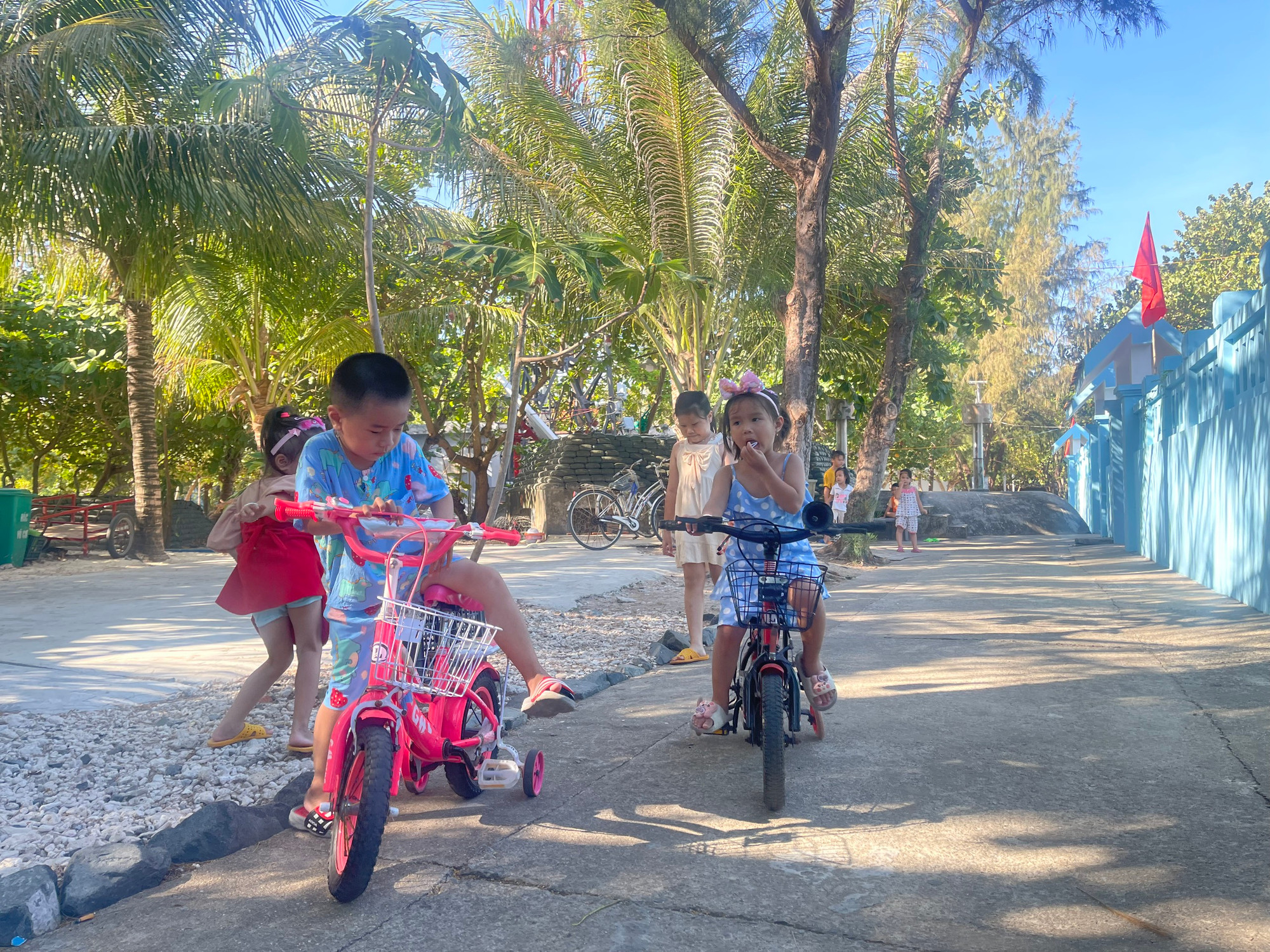 Tuổi thơ bình yên bên cầu cảng thị trấn Trường Sa. Tuổi thơ bình yên bên cầu cảng thị trấn Trường Sa.