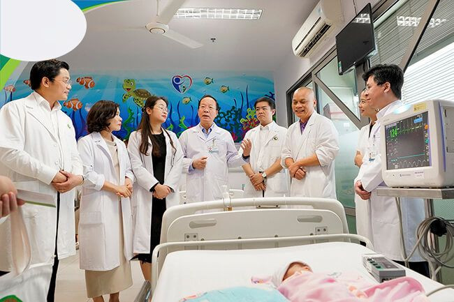 Lãnh đạo 2 bệnh viện thăm cháu bé sau gần 1 tháng chào đời. (Ảnh: BVCC)