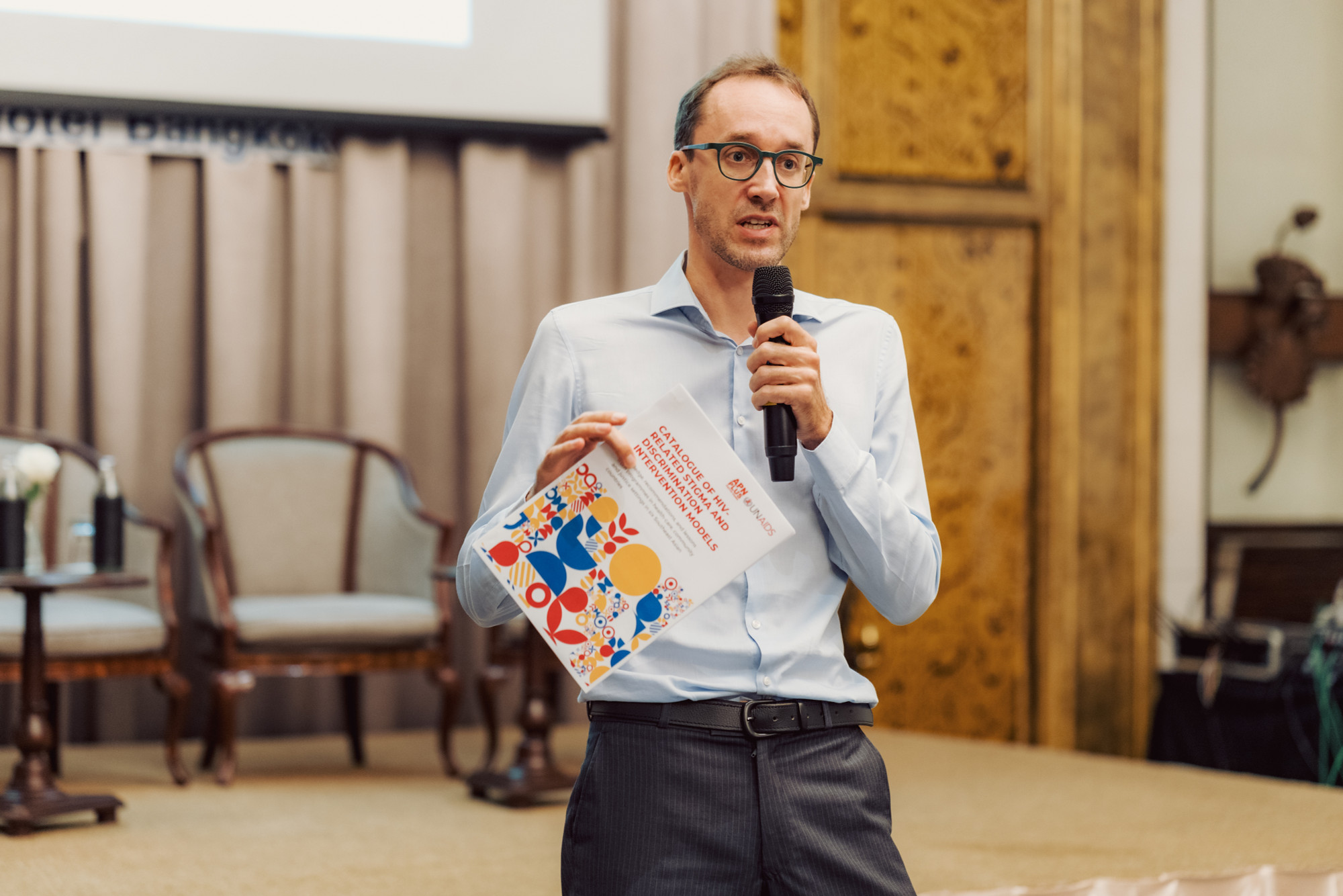 Ông Quinten Lataire, Quyền Giám đốc Quốc gia, UNAIDS Việt Nam nhấn mạnh, môi trường chính sách và pháp lý càng thuận lợi thì hoạt động can thiệp phòng chống HIV sẽ càng hiệu quả hơn.