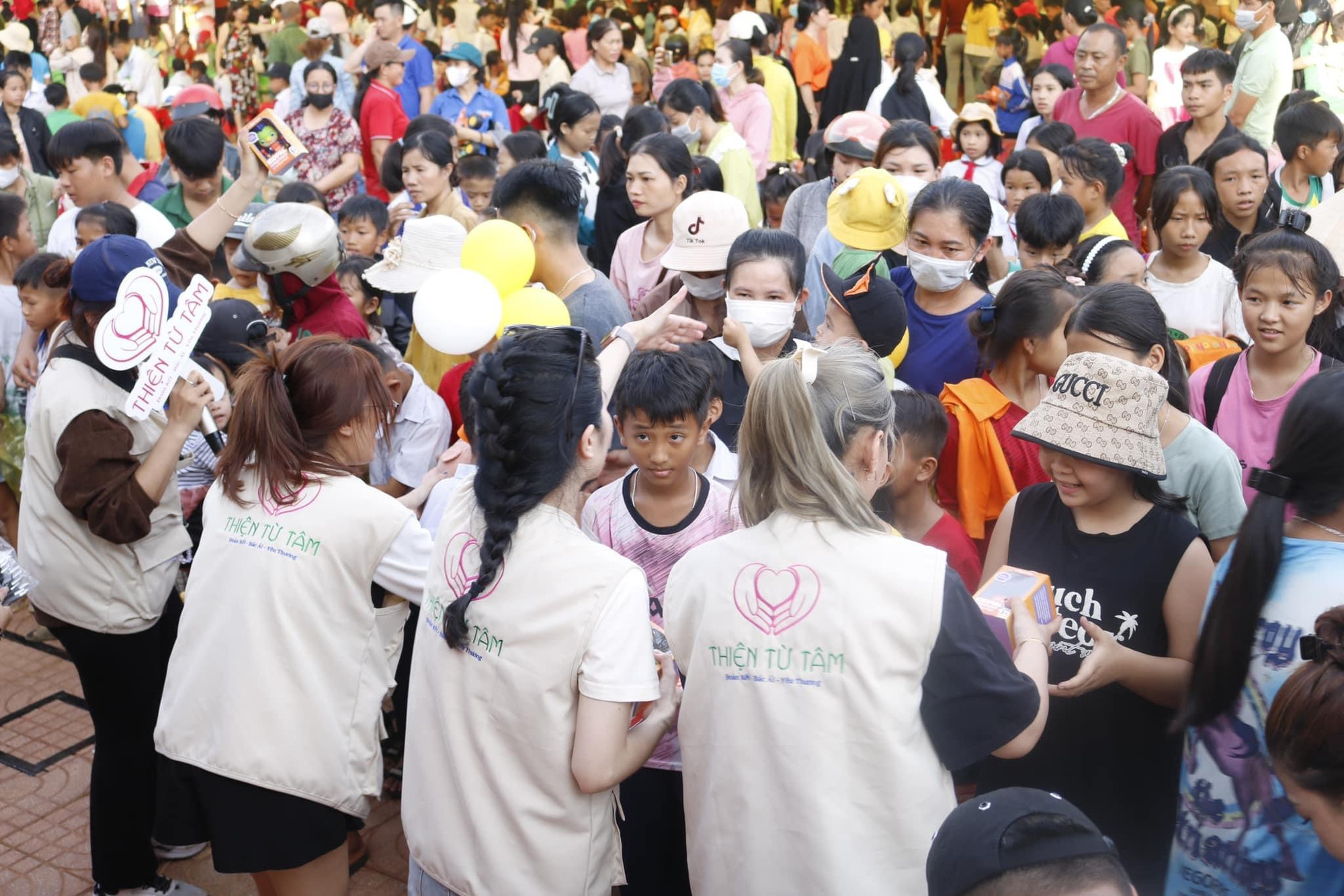 Nhóm Thiện Từ Tâm phát quà cho em nhỏ, gia đình có hoàn cảnh khó khăn. Nhóm Thiện Từ Tâm phát quà cho em nhỏ, gia đình có hoàn cảnh khó khăn.