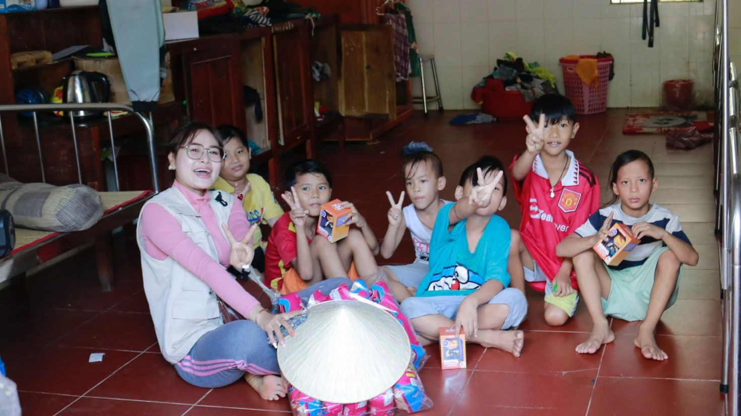 Tặng quà cho trẻ em tại Mái ấm Mây Ngàn. Tặng quà cho trẻ em tại Mái ấm Mây Ngàn.