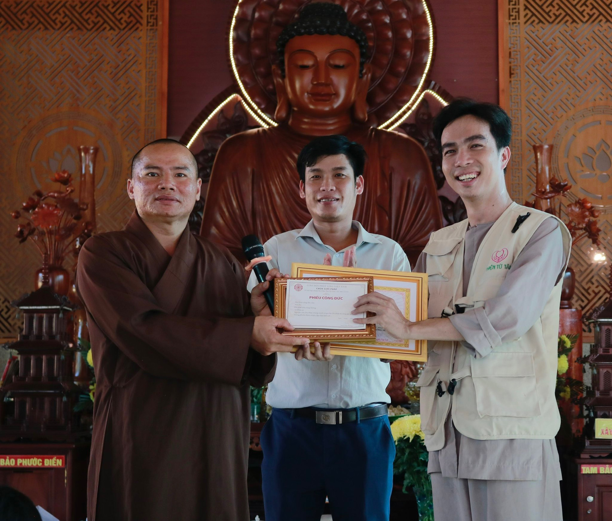 Ngô Phương Tâm (bên phải) nhận Giấy cảm ơn của UBND xã Suối Ngô và phiếu công đức của chùa Suối Pháp trong chuyến đi phát quà cho 200 hộ nghèo tại xã Suối Ngô, Tây Ninh. Ngô Phương Tâm (bên phải) nhận Giấy cảm ơn của UBND xã Suối Ngô và phiếu công đức của chùa Suối Pháp trong chuyến đi phát quà cho 200 hộ nghèo tại xã Suối Ngô, Tây Ninh.