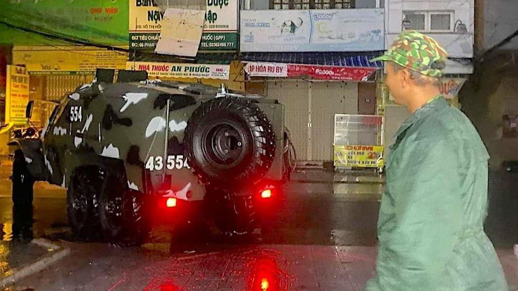 Bộ chỉ huy Quân sự TP Đà Nẵng đã điều xe tăng thiết giáp đang ứng trực bão khẩn trương tới Bệnh viện Đà Nẵng đón hai bác sĩ đến nhà sản phụ.