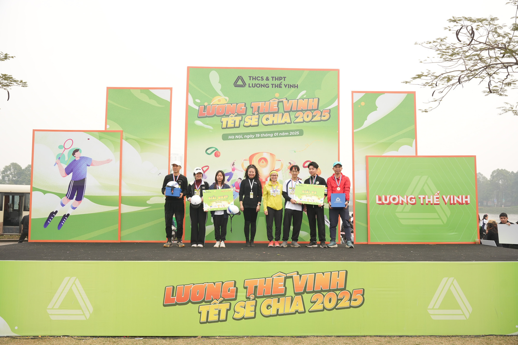 Trao giải đường chạy "Gia đình bứt phá" cự ly 3km.