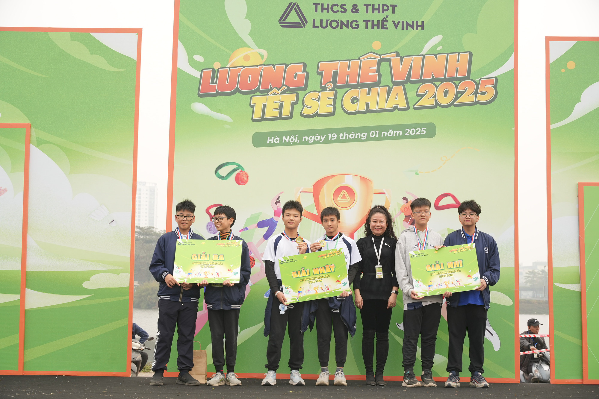 Trao giải Nhất, Nhì Ba đường chạy “Đồng đội” cự ly 3km.