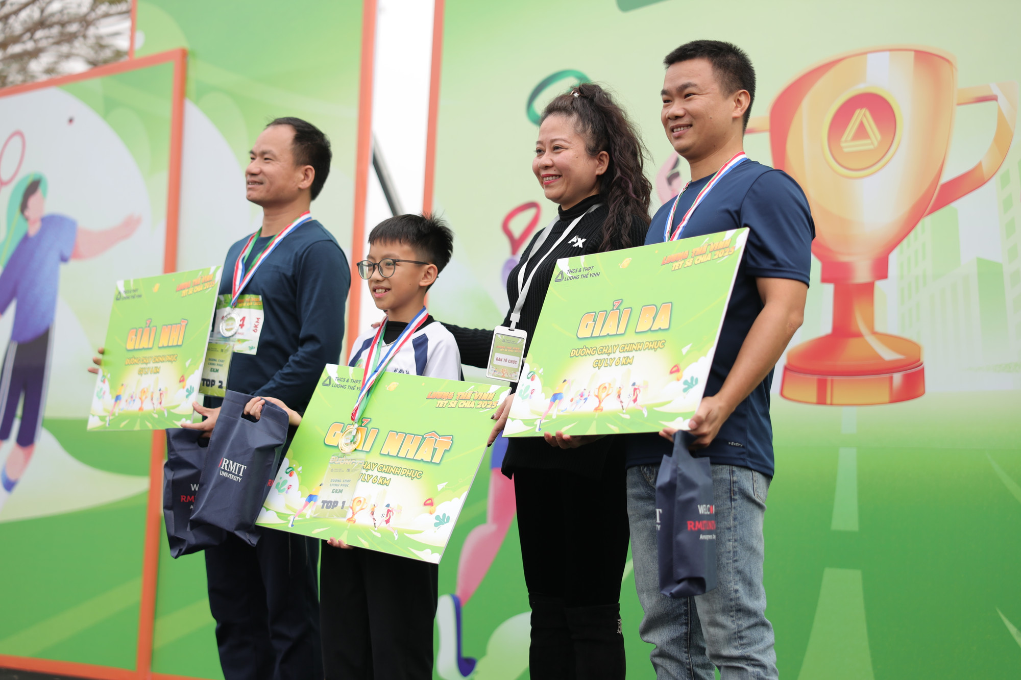 Trao giải Nhất, Nhì, Ba đường chạy “Chinh phục” cự ly 6km.