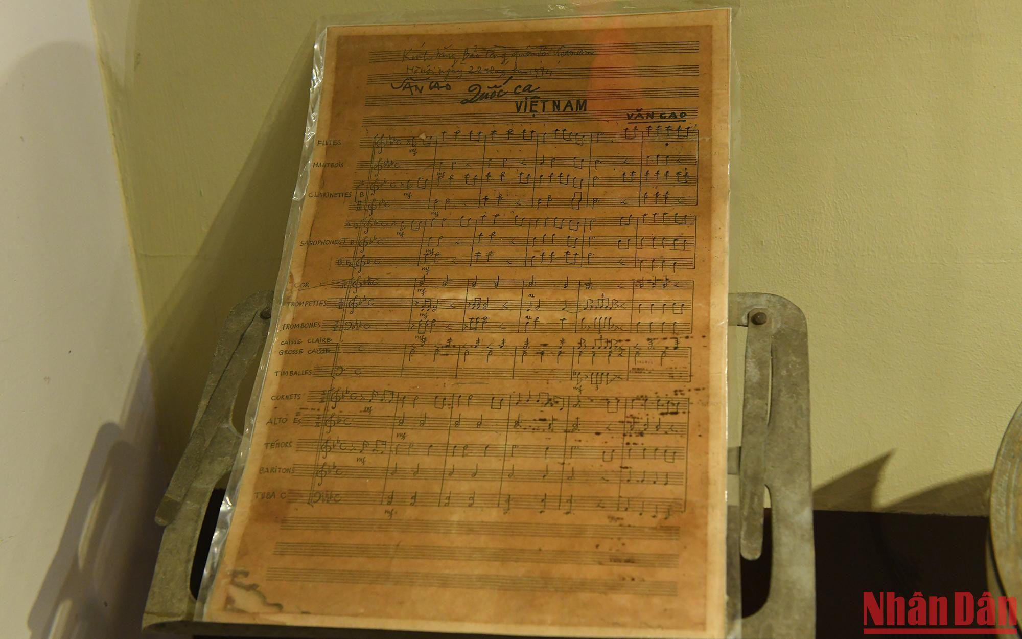 Bản nhạc Quốc gia Việt Nam (Tiến quân ca) do nhạc sĩ Văn Cao sáng tác được cử hành trong Lễ chào cờ ngày 2/9/1945.