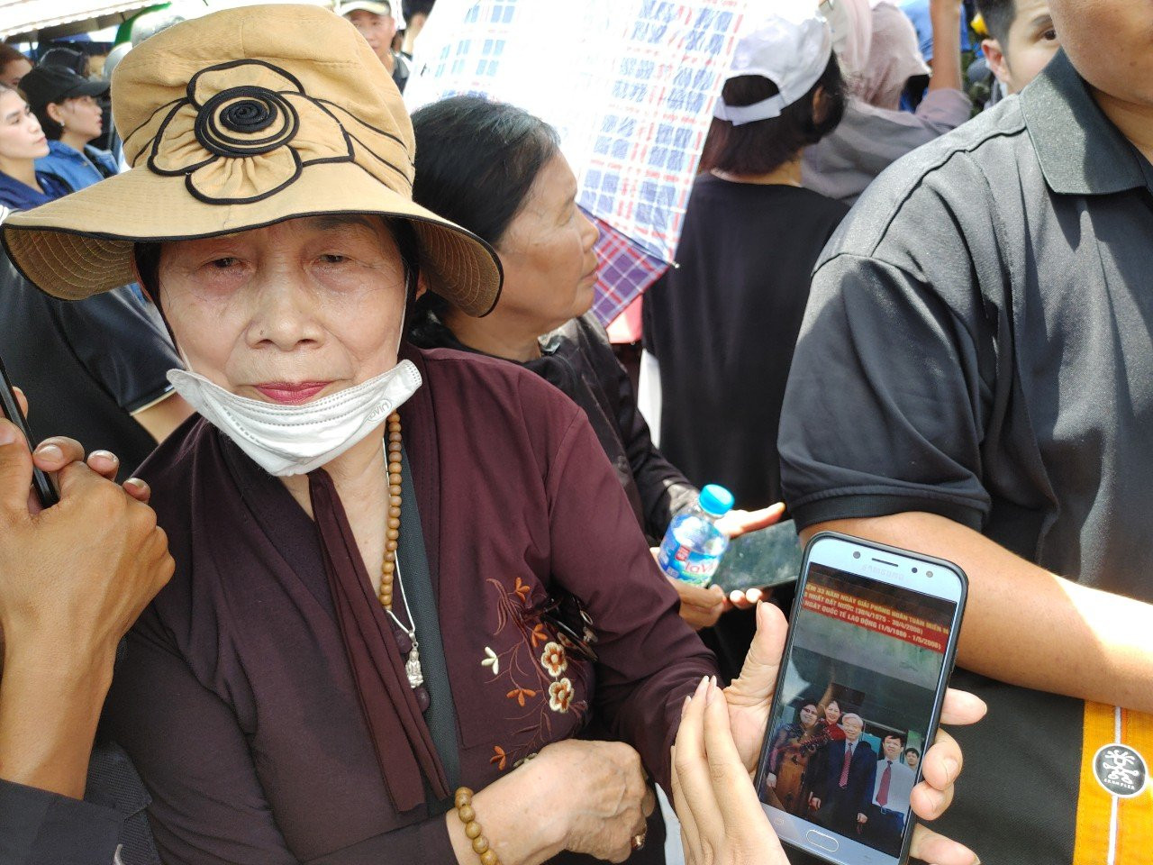 Bà Nguyễn Thị Phương chỉ cho phóng viên Báo Nhân Dân xem bức ảnh bà đứng cạnh Tổng Bí thư Nguyễn Phú Trọng được chụp năm 2008.