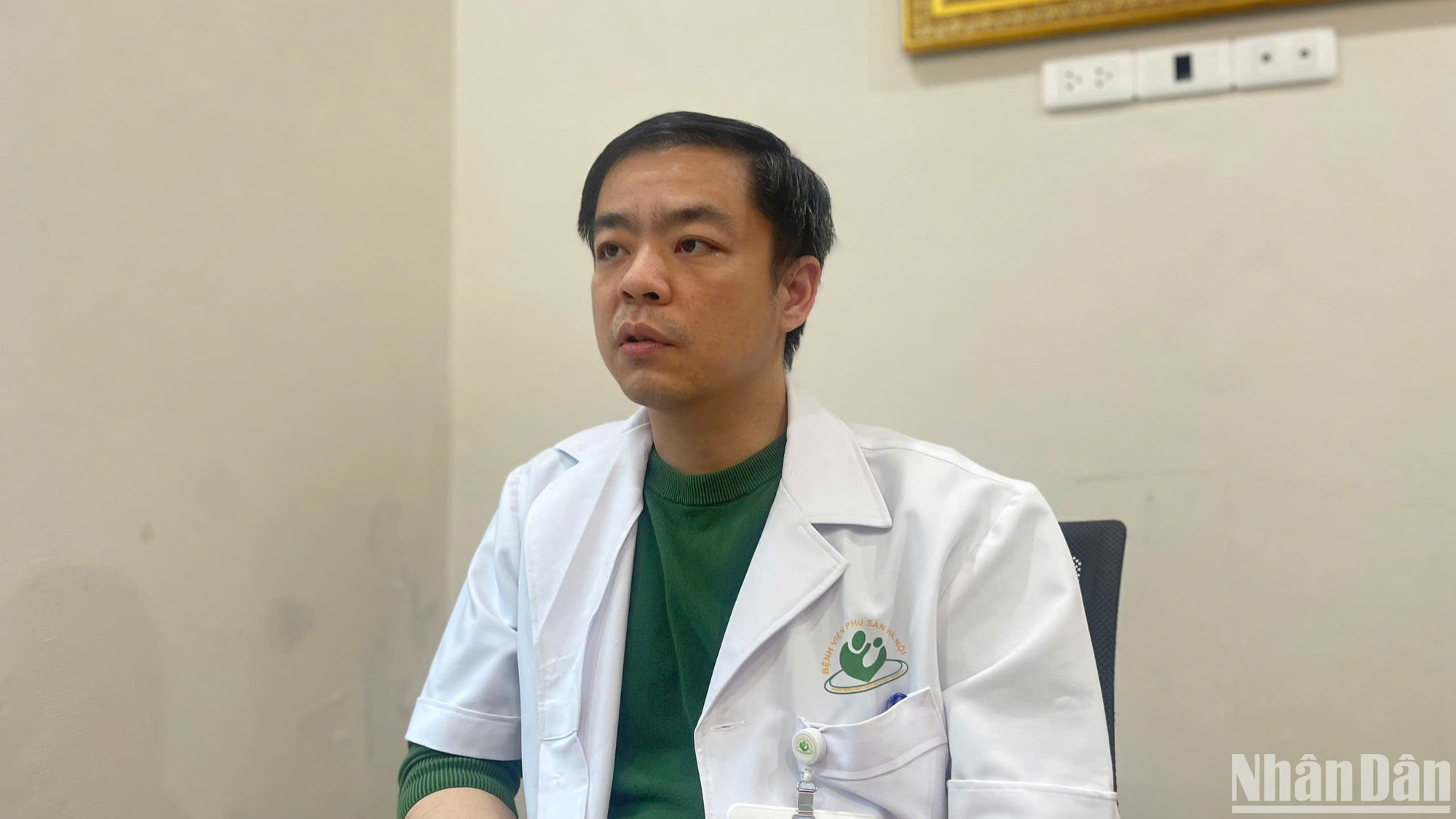 Tiến sĩ, bác sĩ Đỗ Tuấn Đạt, Trưởng khoa Sản bệnh A4, Bệnh viện Phụ sản Hà Nội chia sẻ với phóng viên về ca hút dịch màng phổi thai nhi từ trong bụng mẹ.