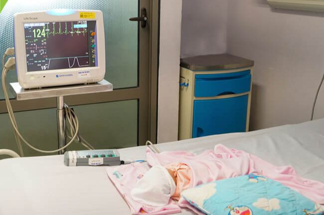 Bệnh nhi được theo dõi sát sao. (Ảnh: BVCC)