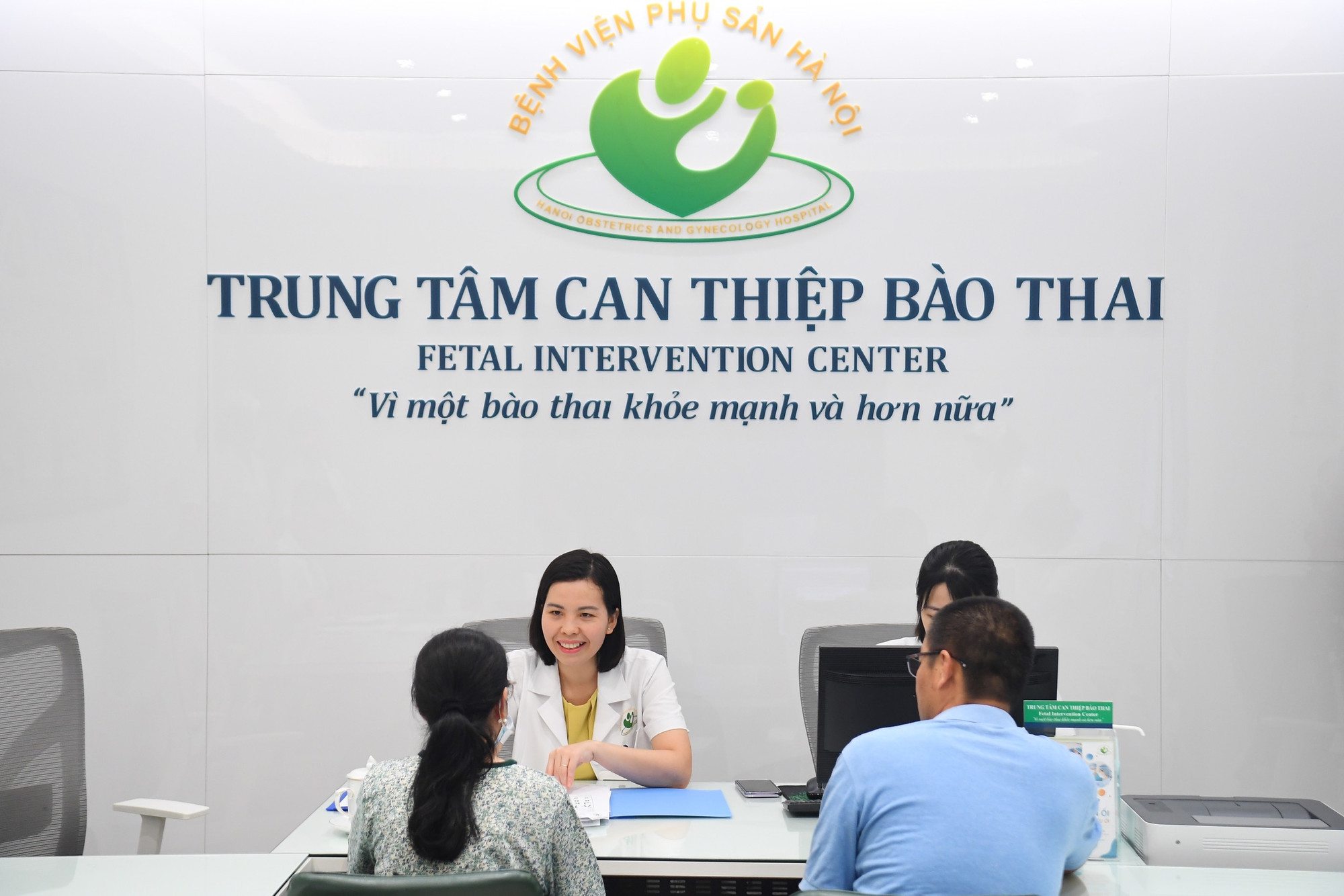 Tiến sĩ, bác sĩ Nguyễn Thị Sim tư vấn cho sản phụ.