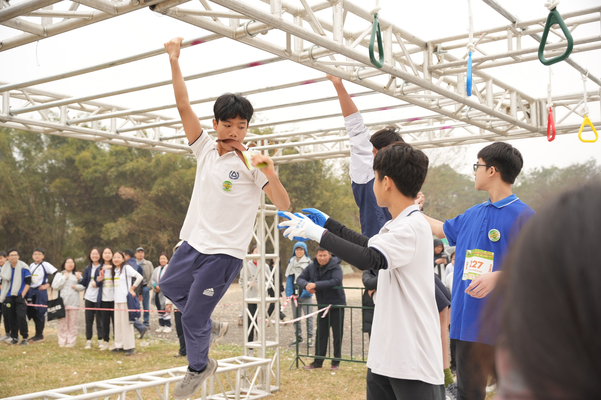 Các em học sinh nỗ lực trong phần thi đồng đội.