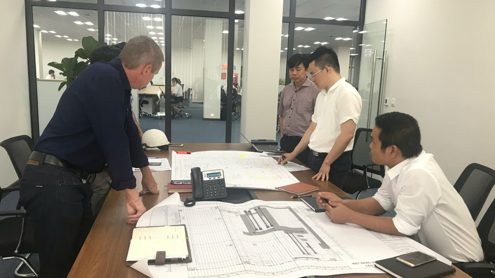 Ông Trần Nhật Minh (thứ ba từ phải sang) cùng các cán bộ, kỹ sư VCC làm việc với chuyên gia nước ngoài. Ông Trần Nhật Minh (thứ ba từ phải sang) cùng các cán bộ, kỹ sư VCC làm việc với chuyên gia nước ngoài.