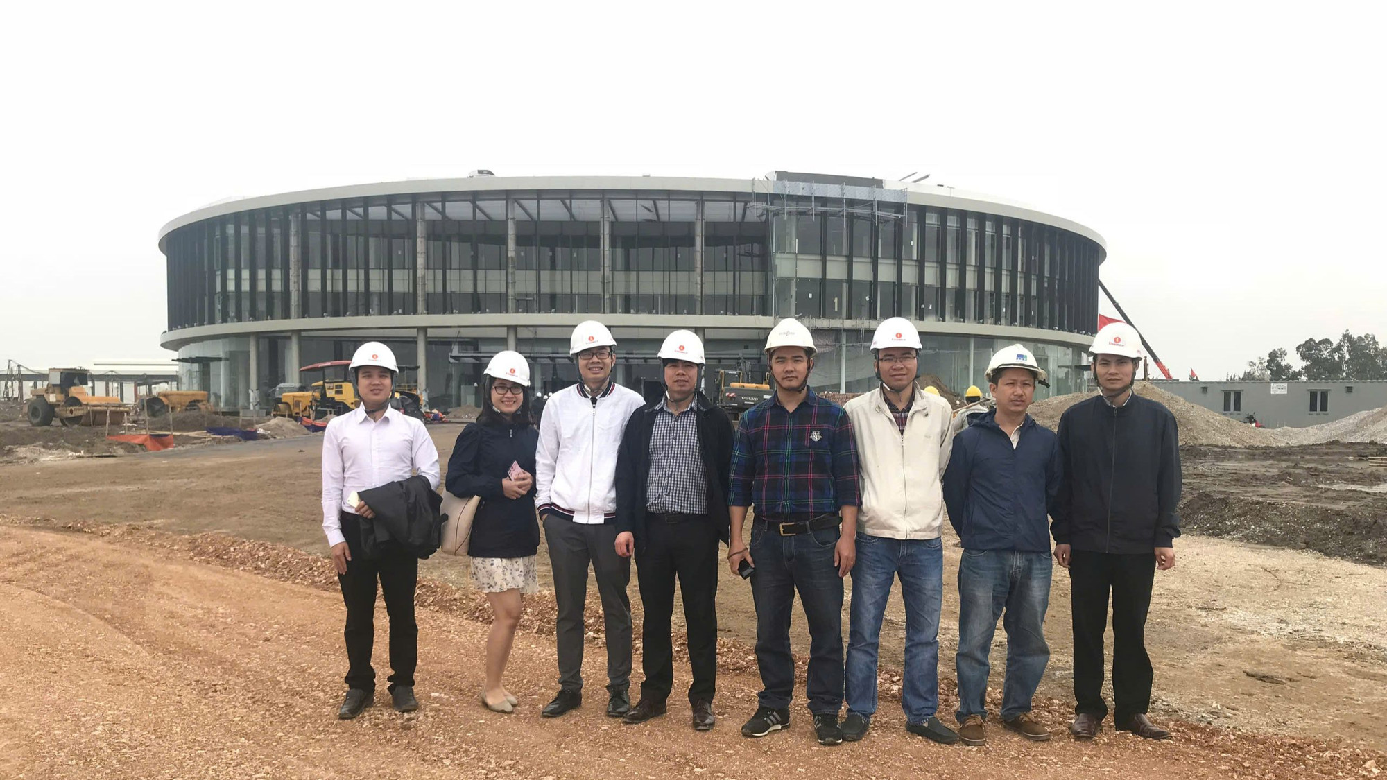 Các kỹ sư, kiến trúc sư VCC trên công trường dự án Tổ hợp sản xuất ô-tô Vinfast 4/2018. Các kỹ sư, kiến trúc sư VCC trên công trường dự án Tổ hợp sản xuất ô-tô Vinfast 4/2018.